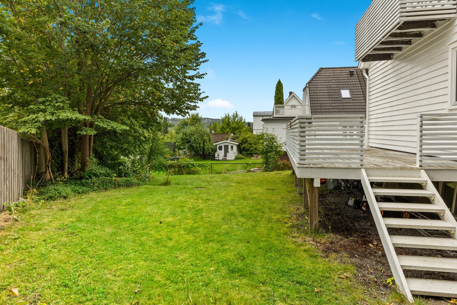 Stor gressplen med skjermet beliggenhet. Galleribilde