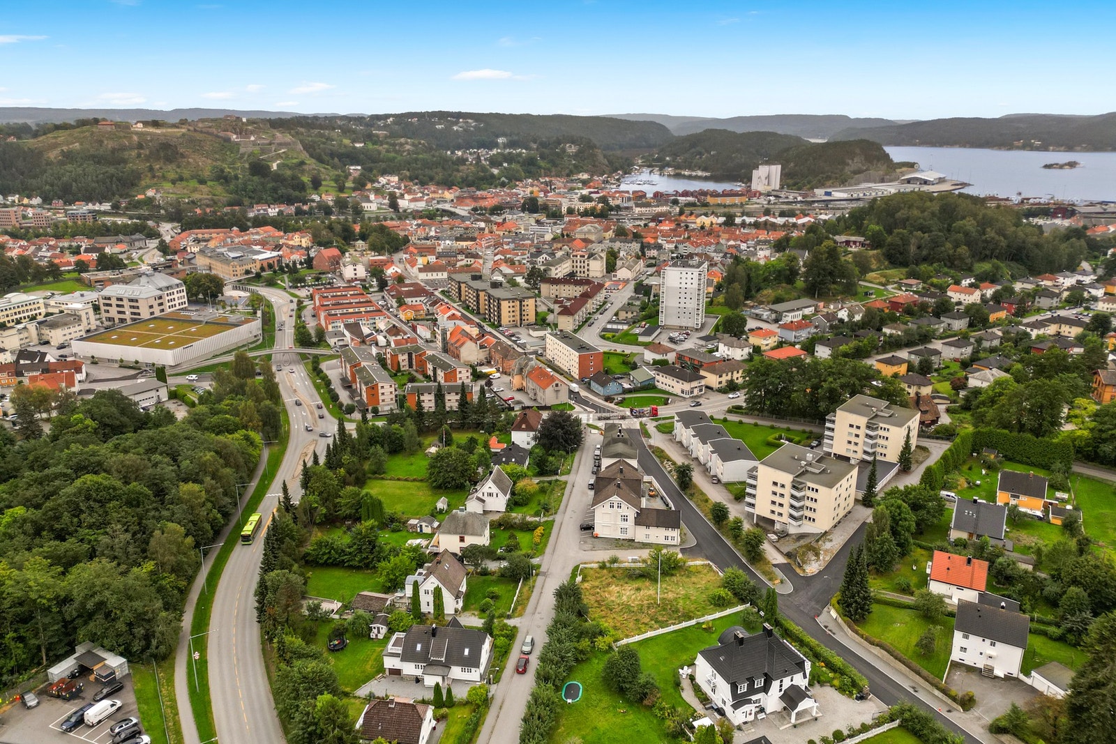 Eiendommen ligger i etablert område med nærhet til både sentrum og natur. Galleribilde