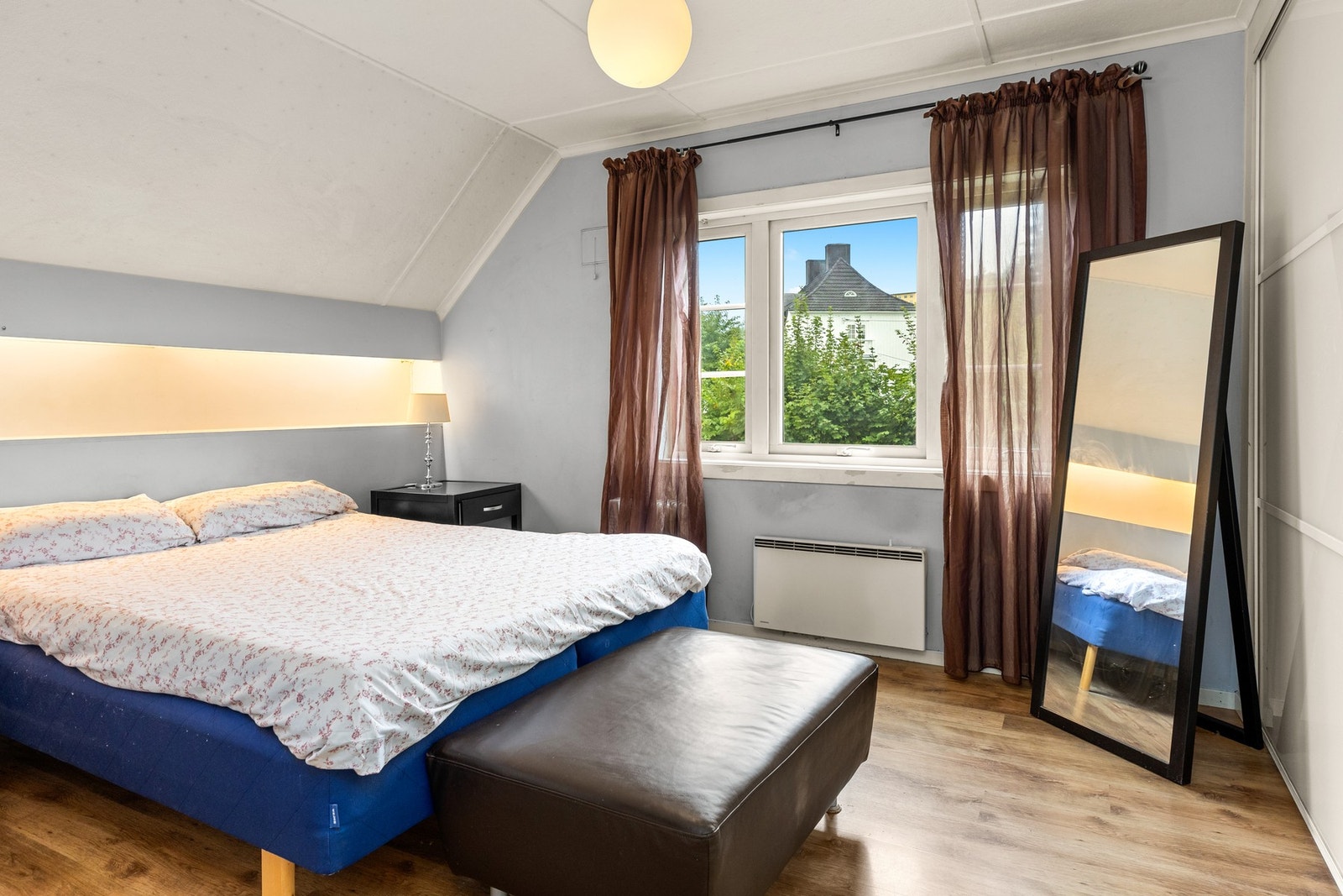 Romslig hovedsoverom med god plass til dobbeltseng. Galleribilde