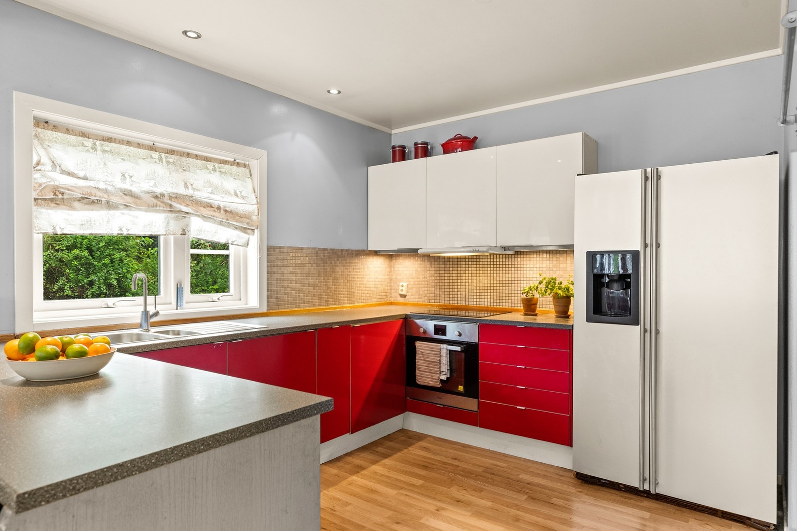 Her er det godt med skap- og benkeplass. Galleribilde