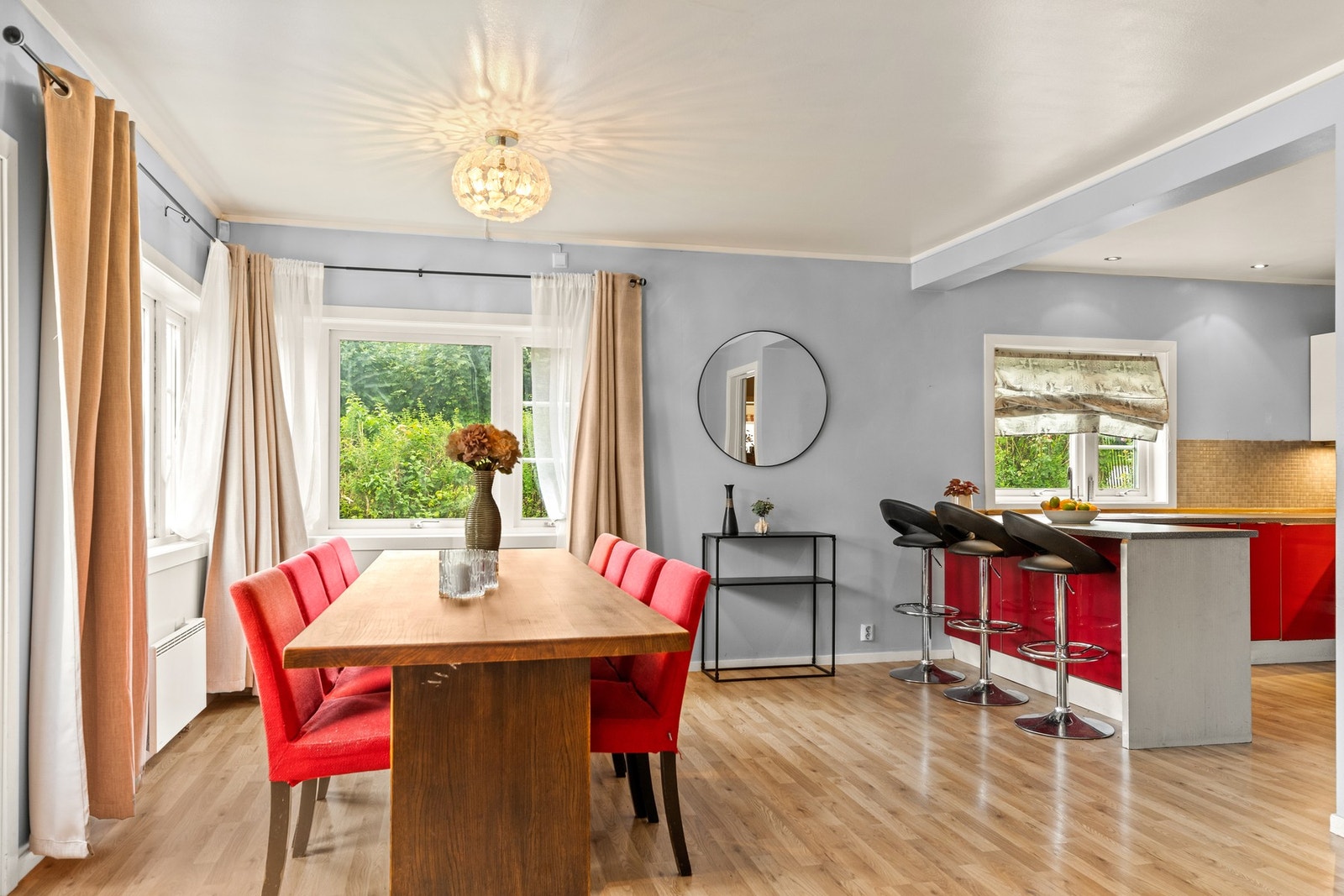 Lys og hyggelig spiseplass med nærhet til kjøkkenet. Galleribilde