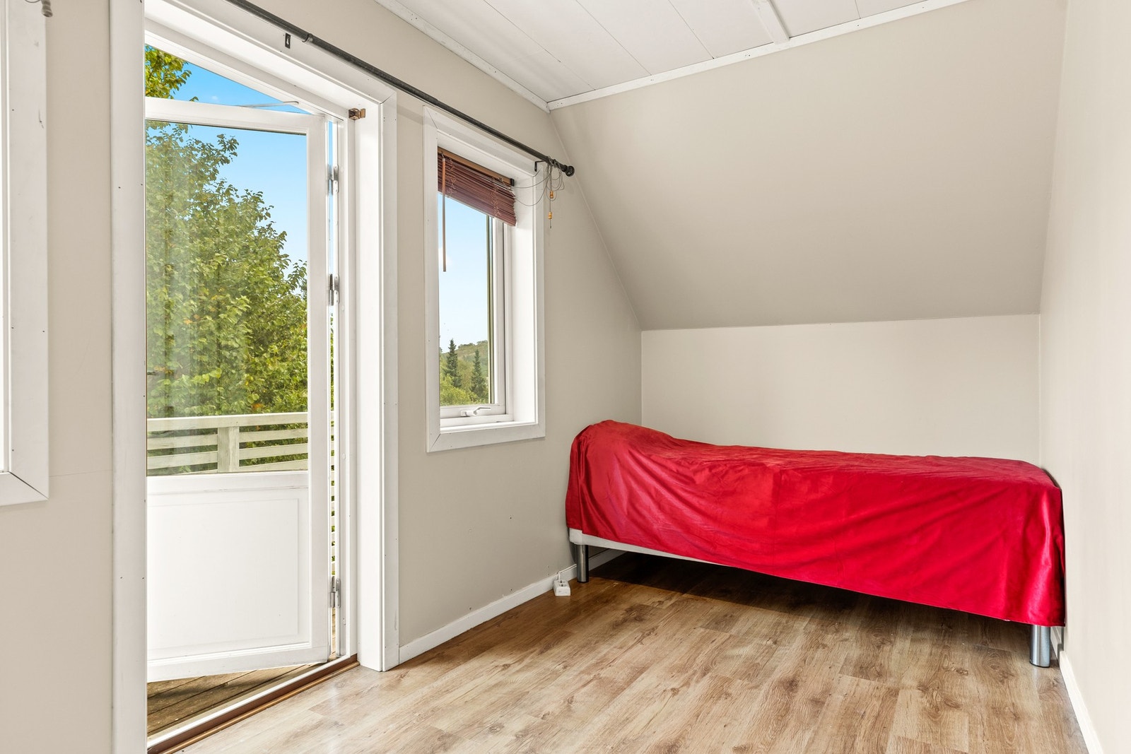 Soverom 3 er romslig, med direkte utgang til balkong. Galleribilde