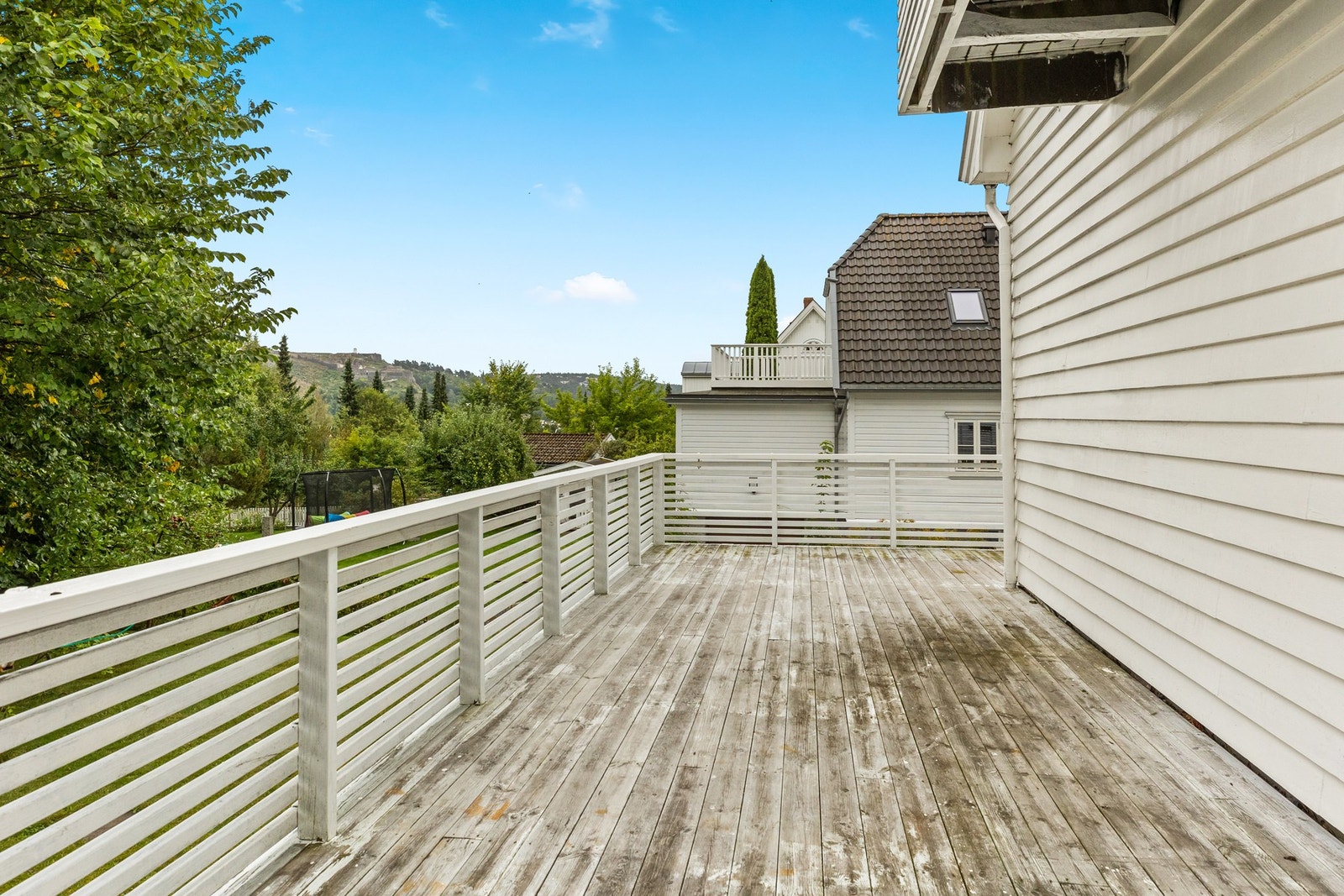 Fra stue/kjøkken er det utgang til en romslig terrasse med god plass til utemøblement. Galleribilde