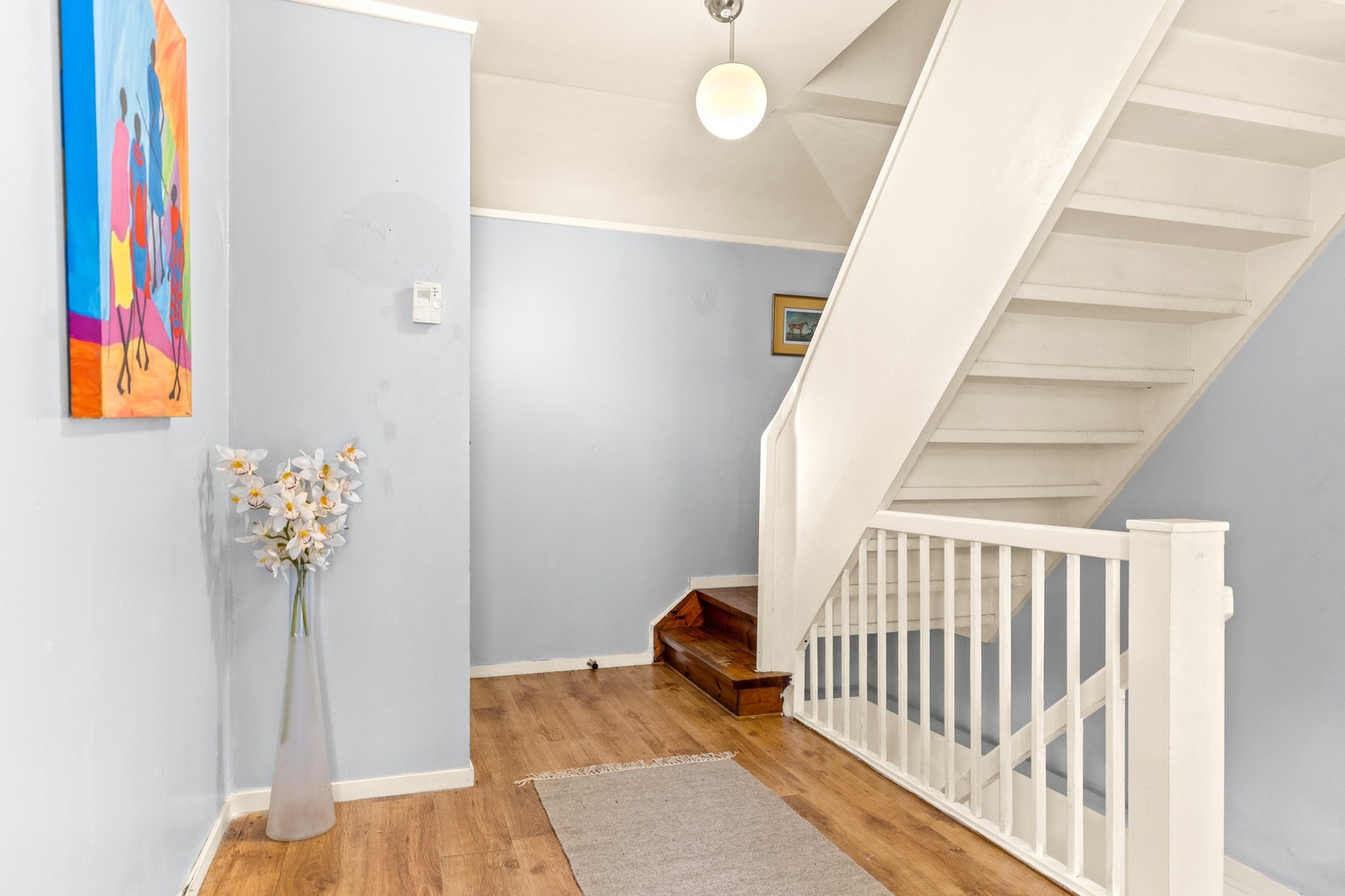 Lys og åpen entrè med adkomst til både kjeller og 2.etasje. Galleribilde