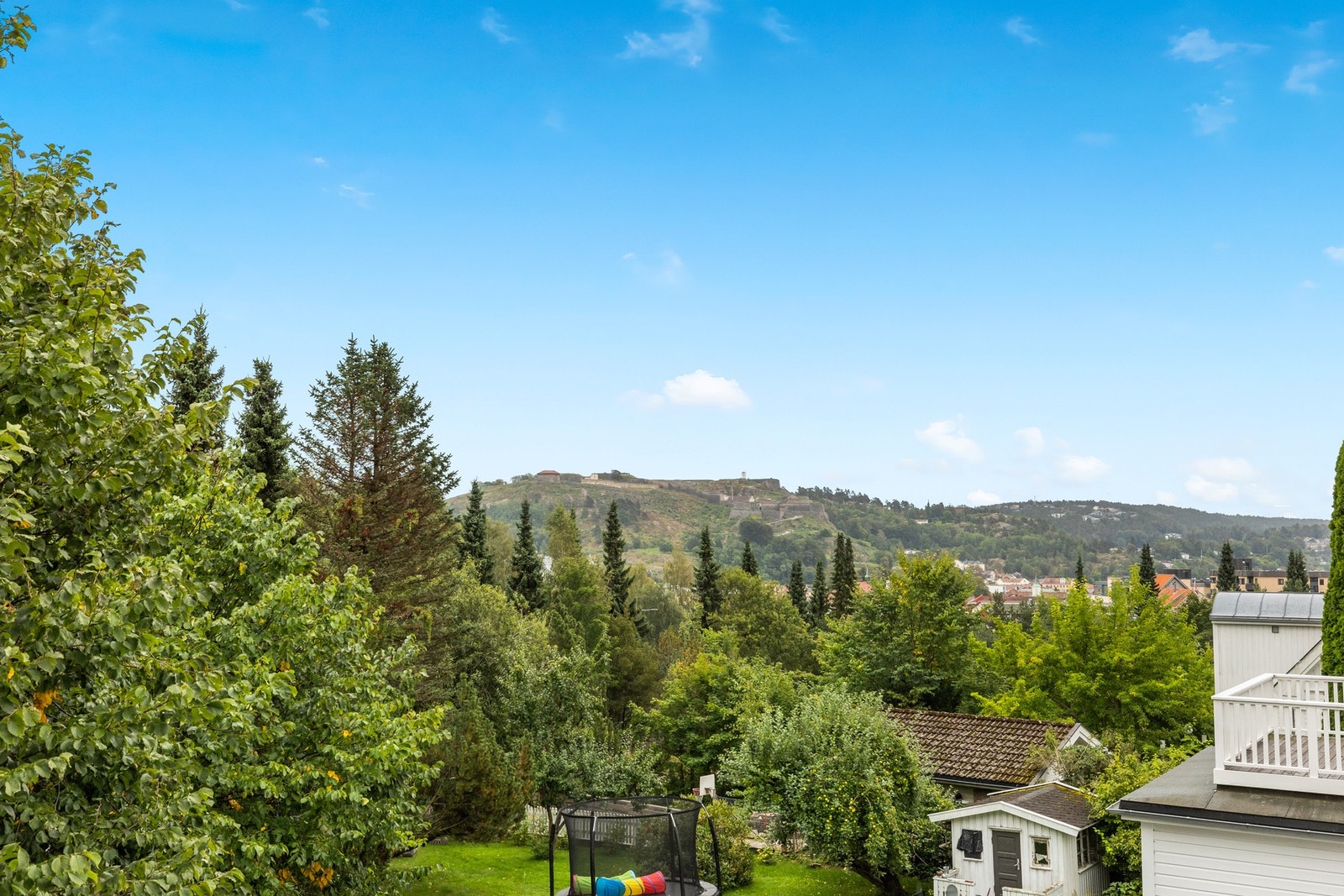 Fra balkongen er det flott utsikt mot naturen. Galleribilde