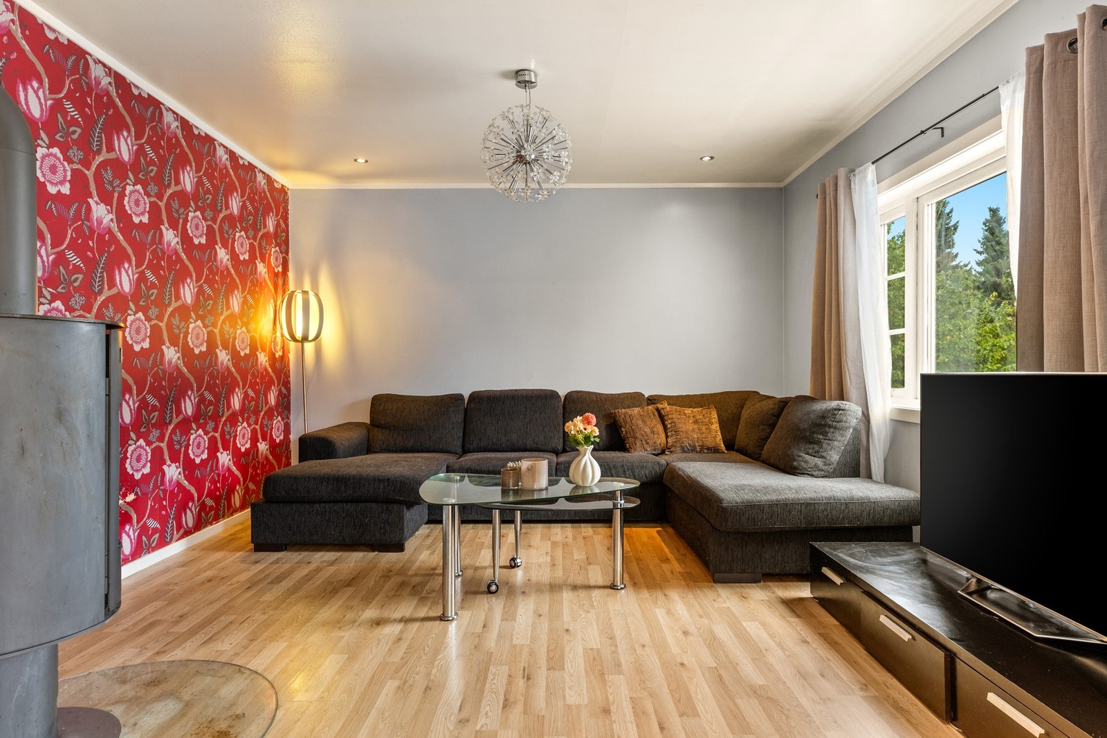 Stuen er av god størrelse, som gjør det enkelt å møblere etter eget ønske. Galleribilde