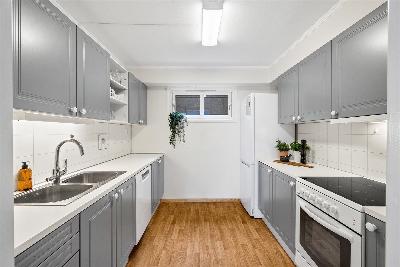 Rikelig av skap- og benkeplass på begge sider gir godt med oppbevaringsplass. Galleribilde