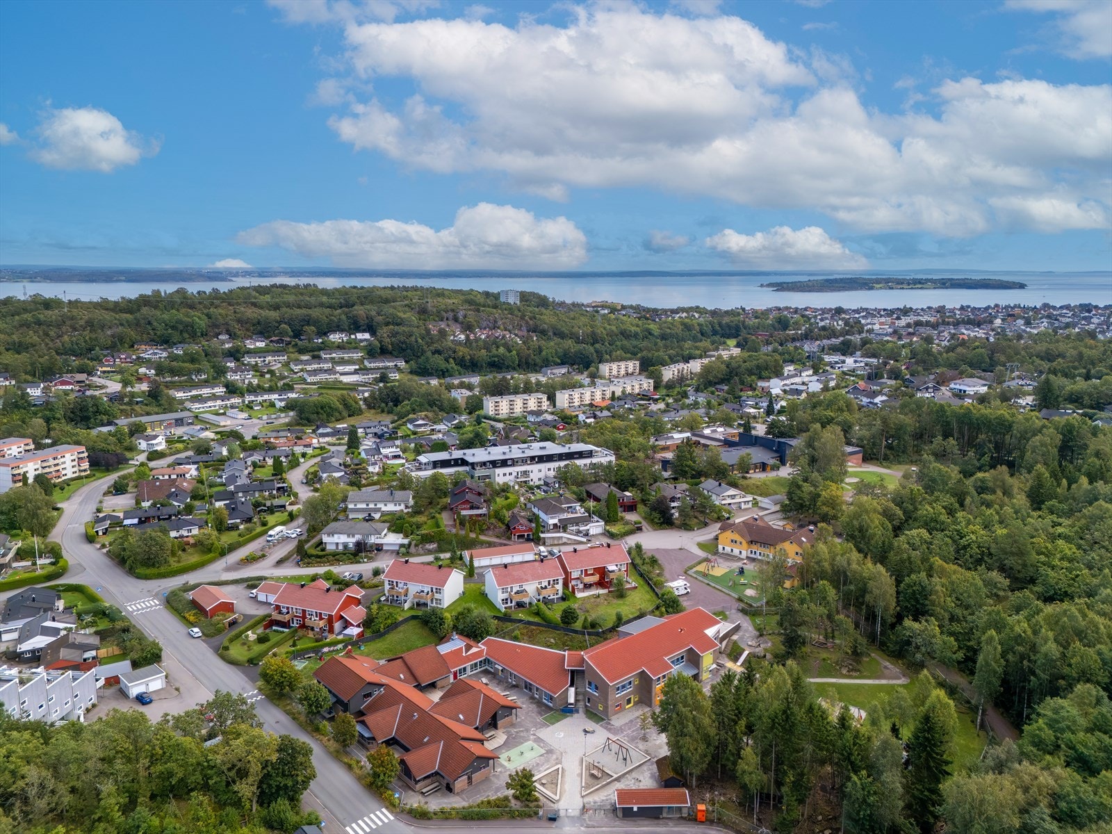 Her kan du flytte inn i et hyggelig og veldrevet borettslag bestående av 16 andeler. Galleribilde