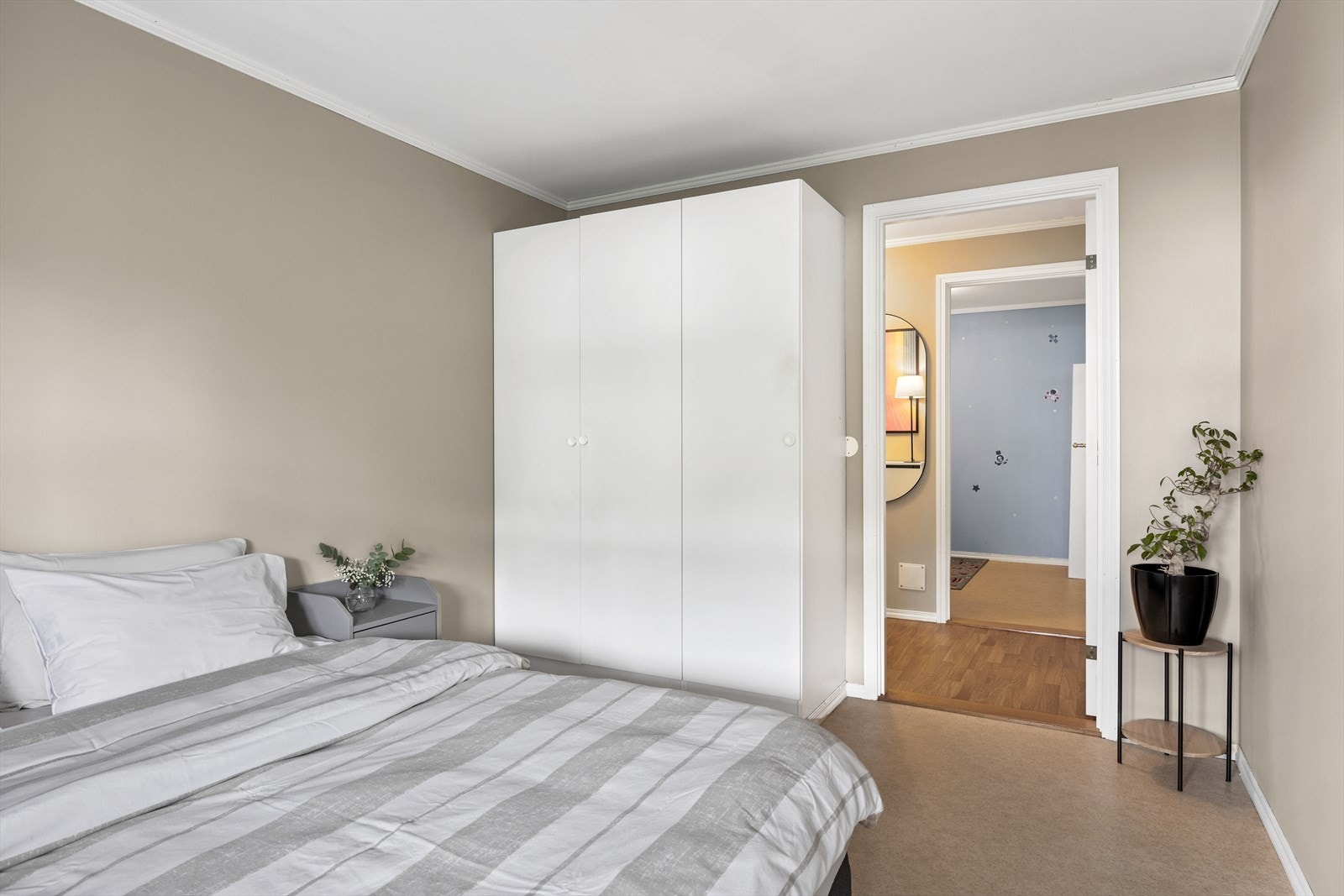 Her er det lyse, delikate fargevalg og godt med naturlig lys fra vindusflate i motsatt ende. Galleribilde