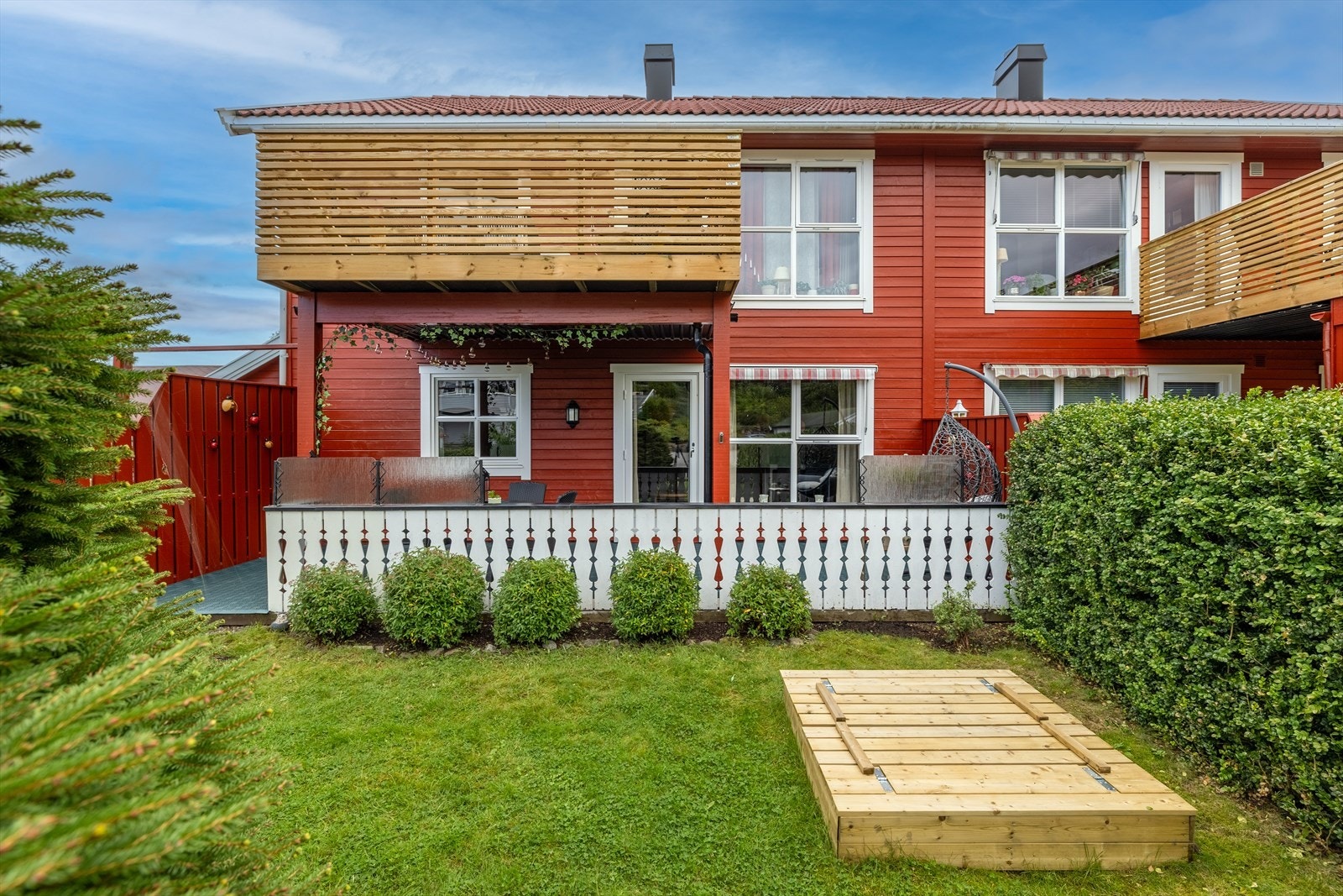 Det er også fast biloppstillingsplass og to romslige, eksterne boder på totalt 9 kvm. Galleribilde