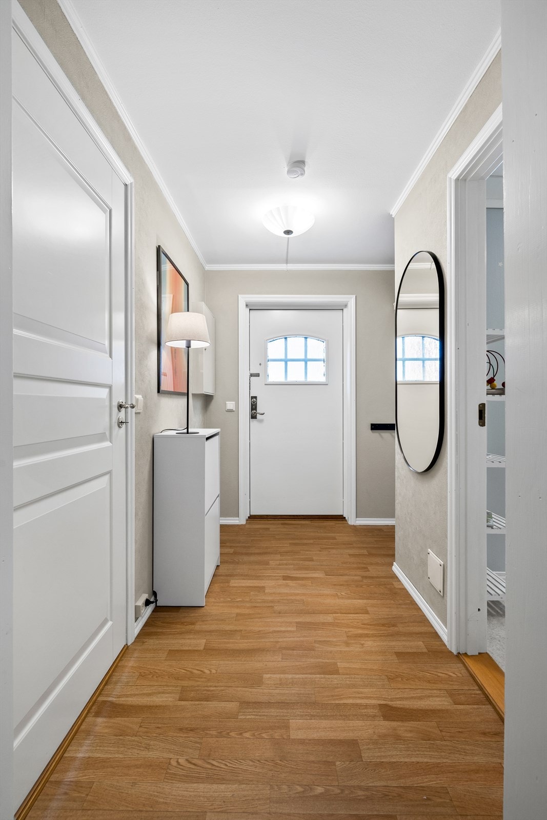 Gangen er lys og tidløs som gir et godt førsteinntrykk av leiligheten. Galleribilde