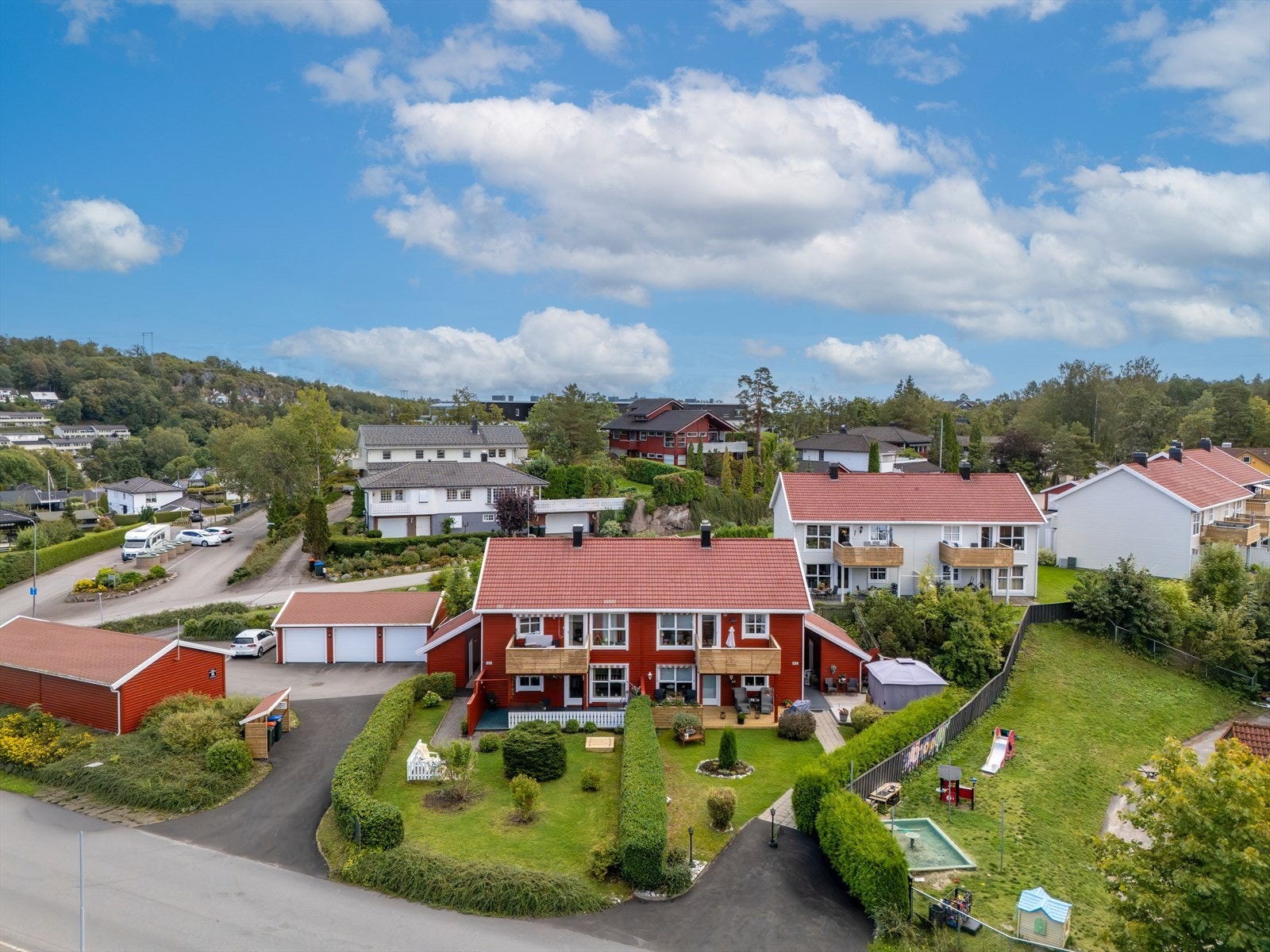 Flotte Borre idrettspark og Borre Golfbane ligger også i kort avstand fra eiendommen. I tillegg er det ca. 20 minutters gange til Horten sentrum. God bussforbindelser, med busstopp i kort gåavstand fra eiendommen. Galleribilde