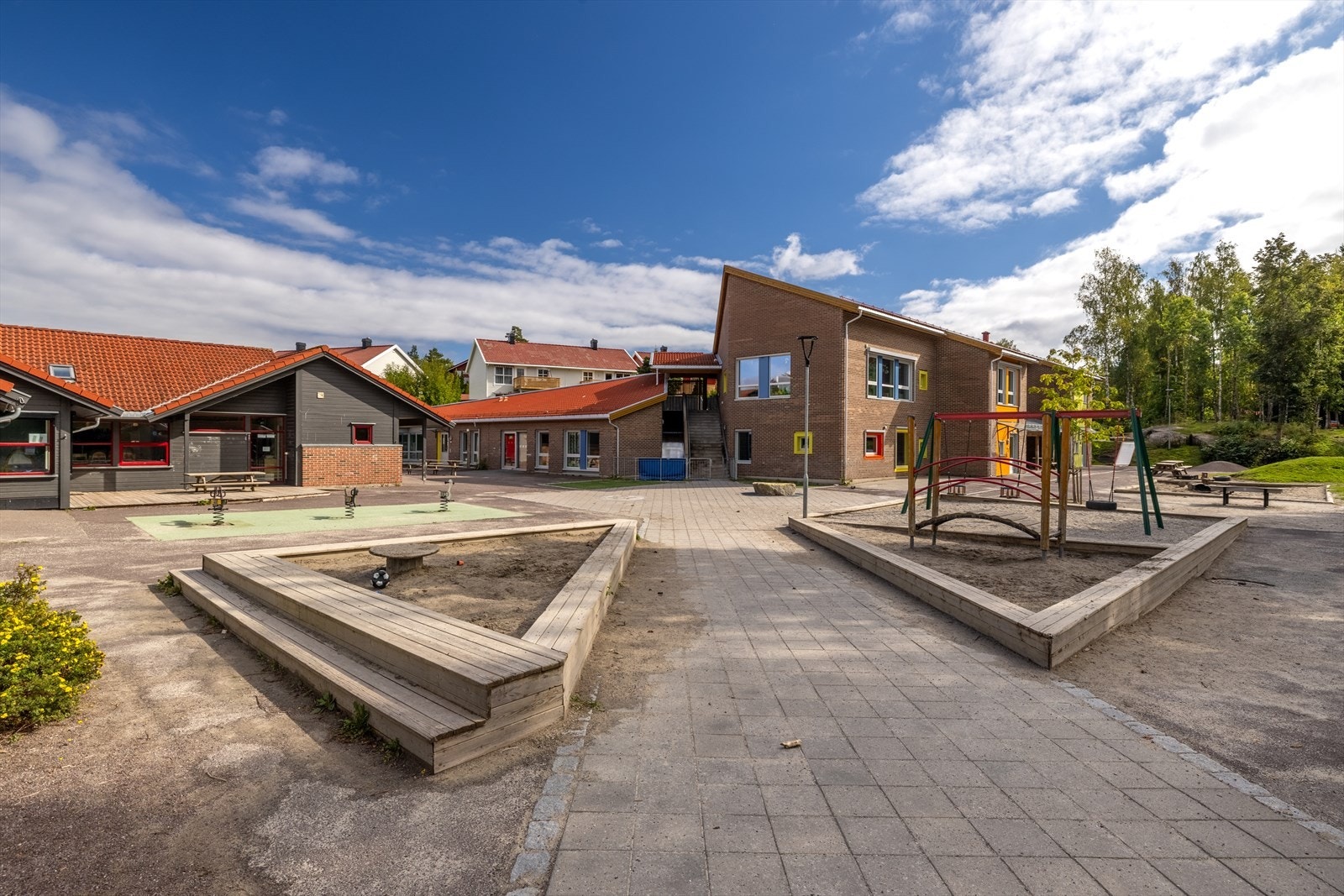 Boligen er beliggende i meget barnevennlige og trivelige omgivelser i fredelig gate i Holtandalen. Her er det umiddelbar nærhet til skogen og Bjørnestien barnehage. Galleribilde