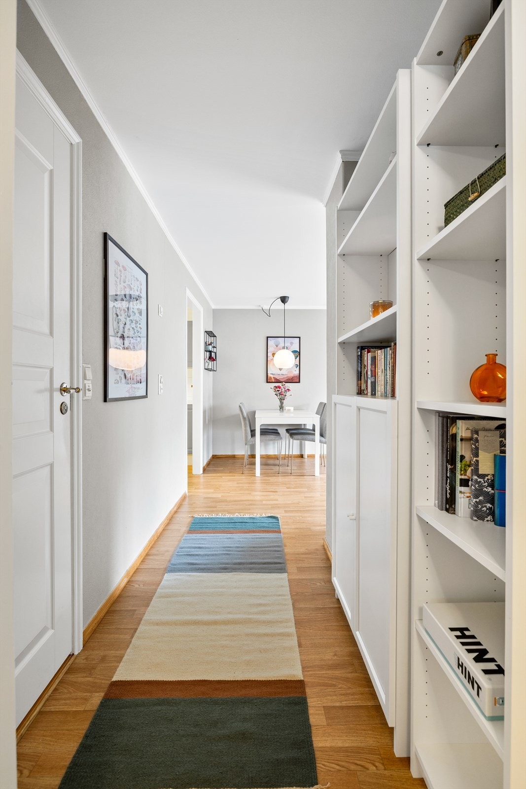 Gangen er også sentralt plasser ogvbinder alle rommene i leiligheten sammen på en oversiktlig og praktisk måte. Galleribilde
