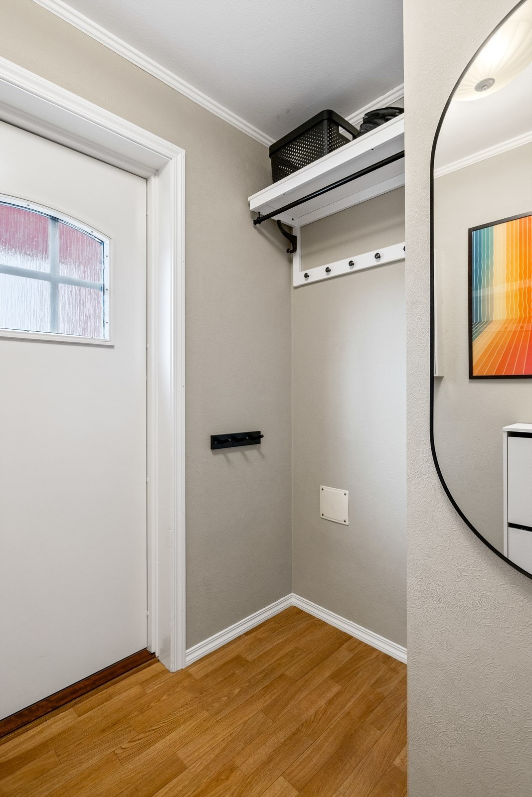 En funksjonell entré ønsker deg velkommen inn. Her er det plass til å henge fra seg yttertøy og plassere sko som er i daglig bruk. Galleribilde