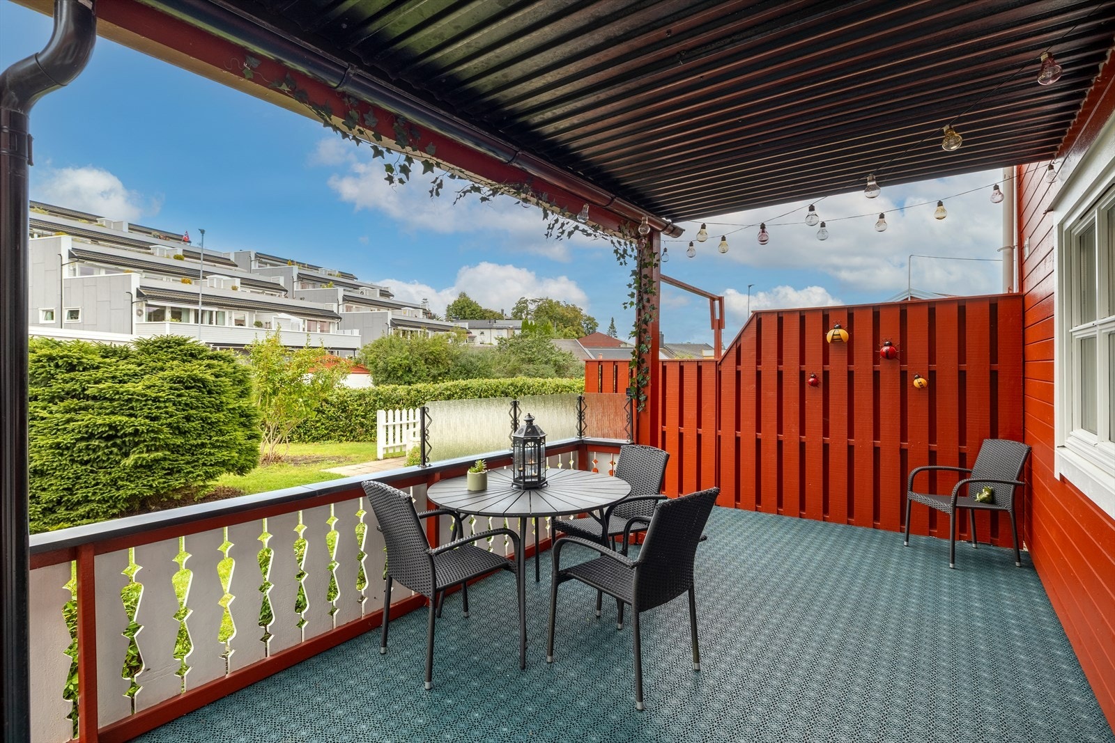 Terrassen måler 23 kvm og har fint plass til ønskelig utemøblement og beplantning. Galleribilde