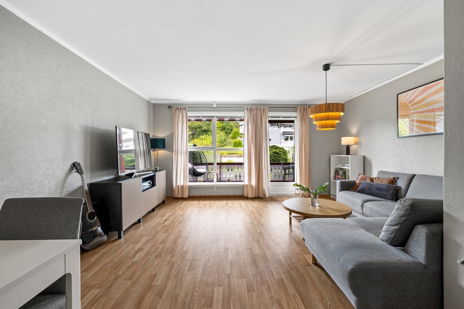 De store vindusflatene og den brede glassdøren slipper inn rikelig med lys og gir en flott utsikt og direkte tilknytning til den herlige uteplassen. Galleribilde