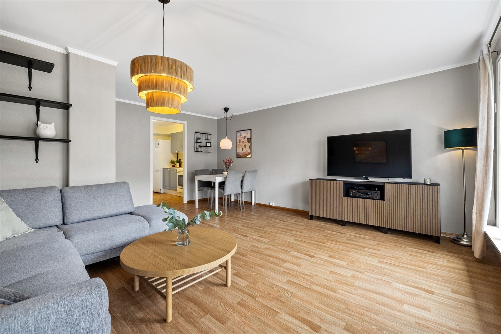 Overflatene består av gulvbelegg og slette veggflater mot lysmalt himling. Galleribilde