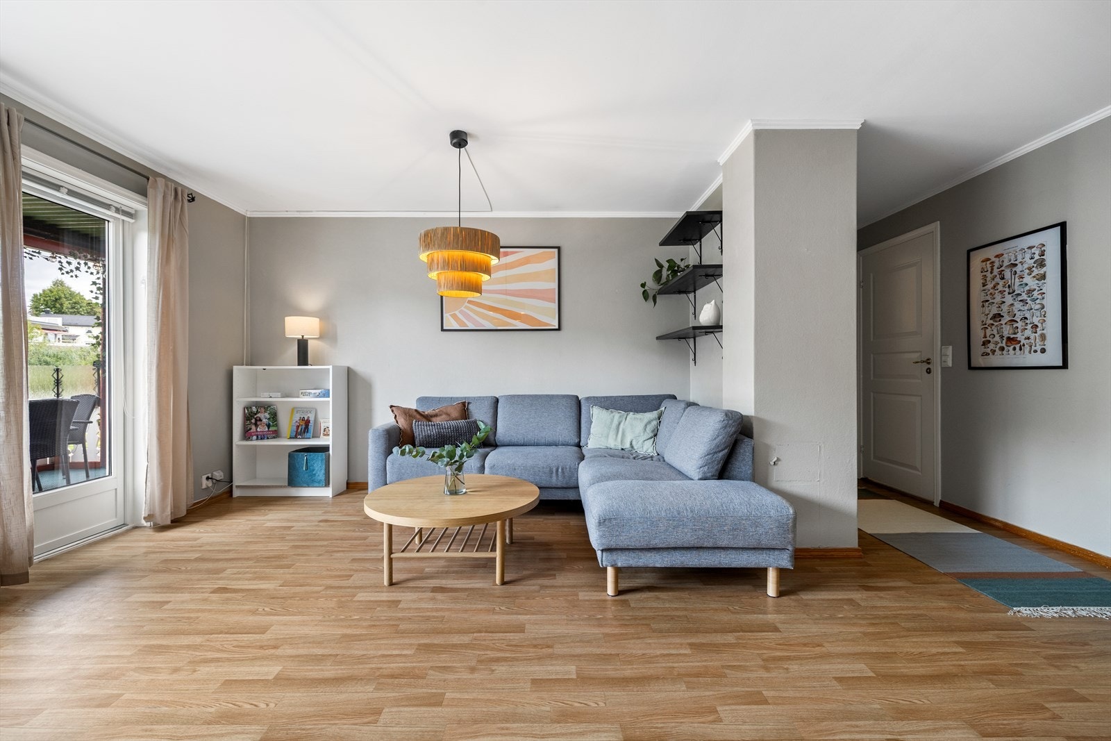 Videre har leiligheten en stor og lys stue med fint plass til både sofaløsning med tilhørende møblement og spisestue. Galleribilde