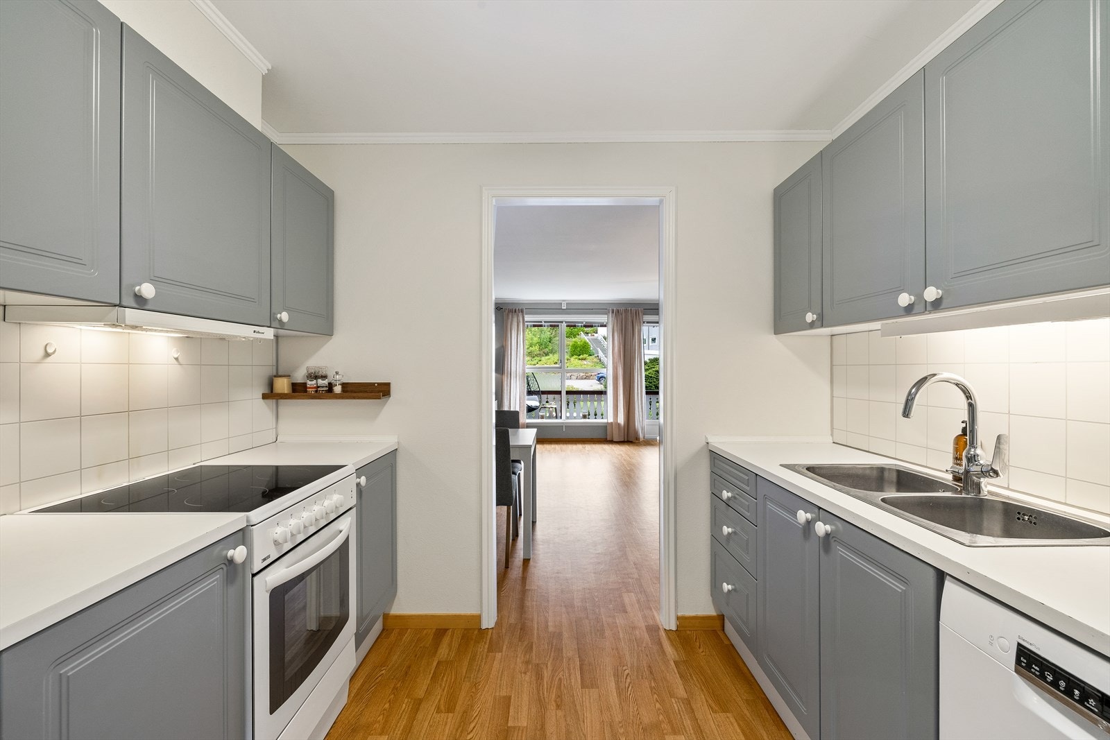 Kjøkkenet er et tidløst og svært funksjonelt "arbeidskjøkken" med en klassisk, grå innredning med profilerte fronter. Galleribilde