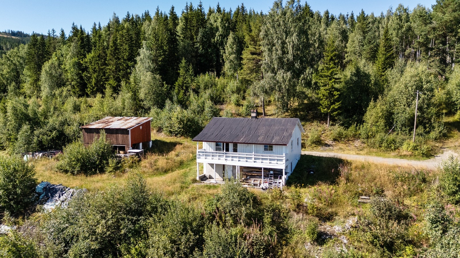 Alle bygninger både på tunet i bygda samt bygninger på stølen trenger påkostninger og oppgraderinger Galleribilde