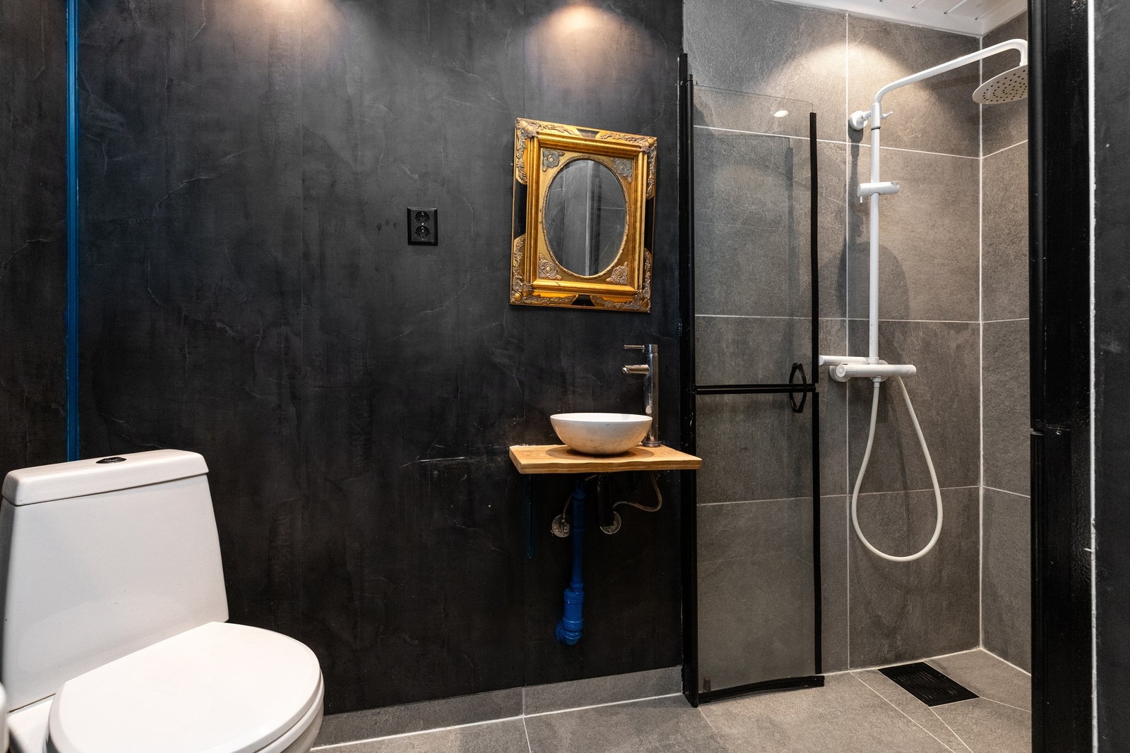 Fliser på gulv og vegger i dusjsonen. Øvrige vegger med baderomsplater Galleribilde