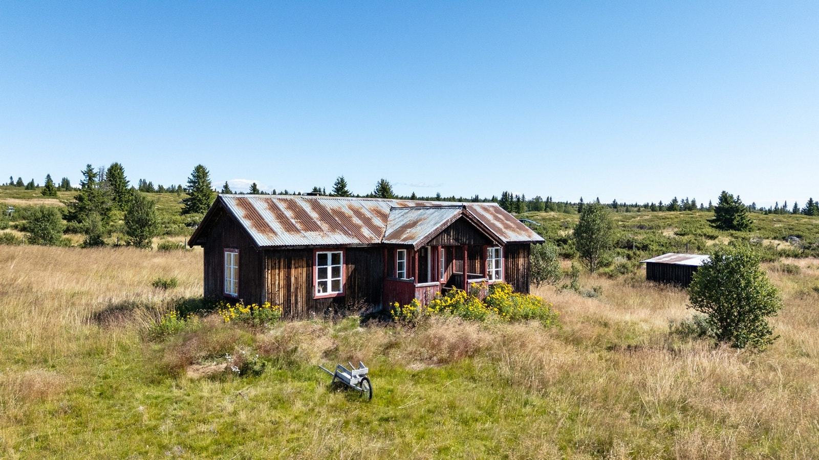 Sælet er fra ca. 1950-60 og har en gammel stil som setter sitt særpreg. Tilstanden er dårlig og det må påregnes større kostnader Galleribilde