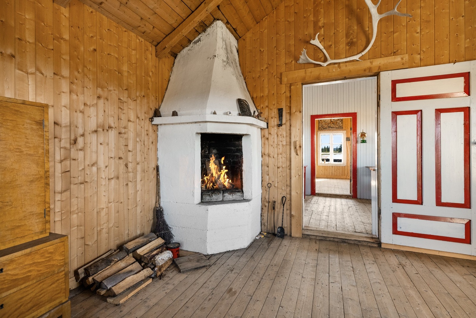 Stuen har åpen gruepeis som setter atmosfæren i rommet Galleribilde