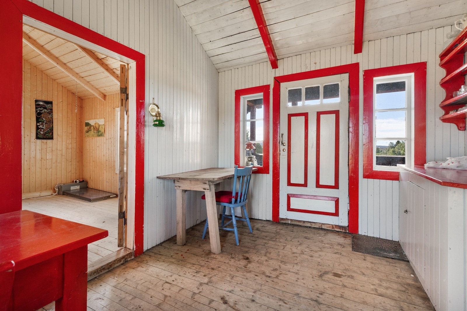 Kjøkkenet med gammel innredning - malte overflater Galleribilde