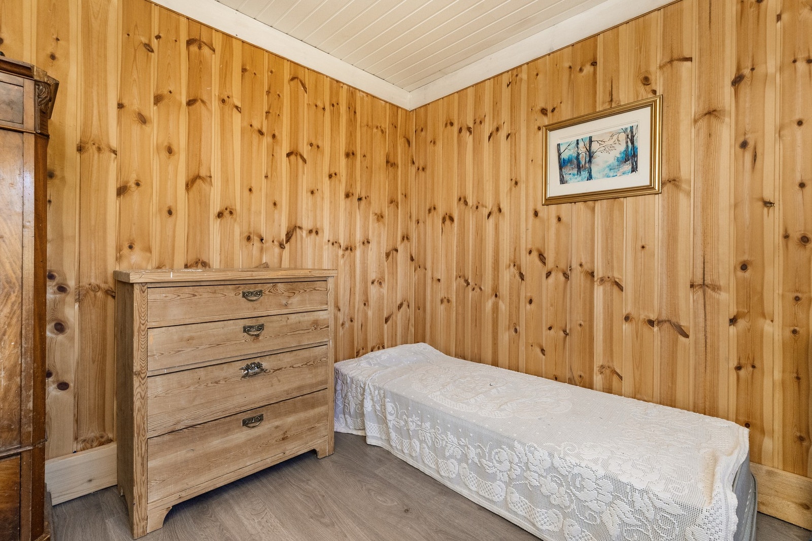 Dette rommet med seng, kommode og skap Galleribilde