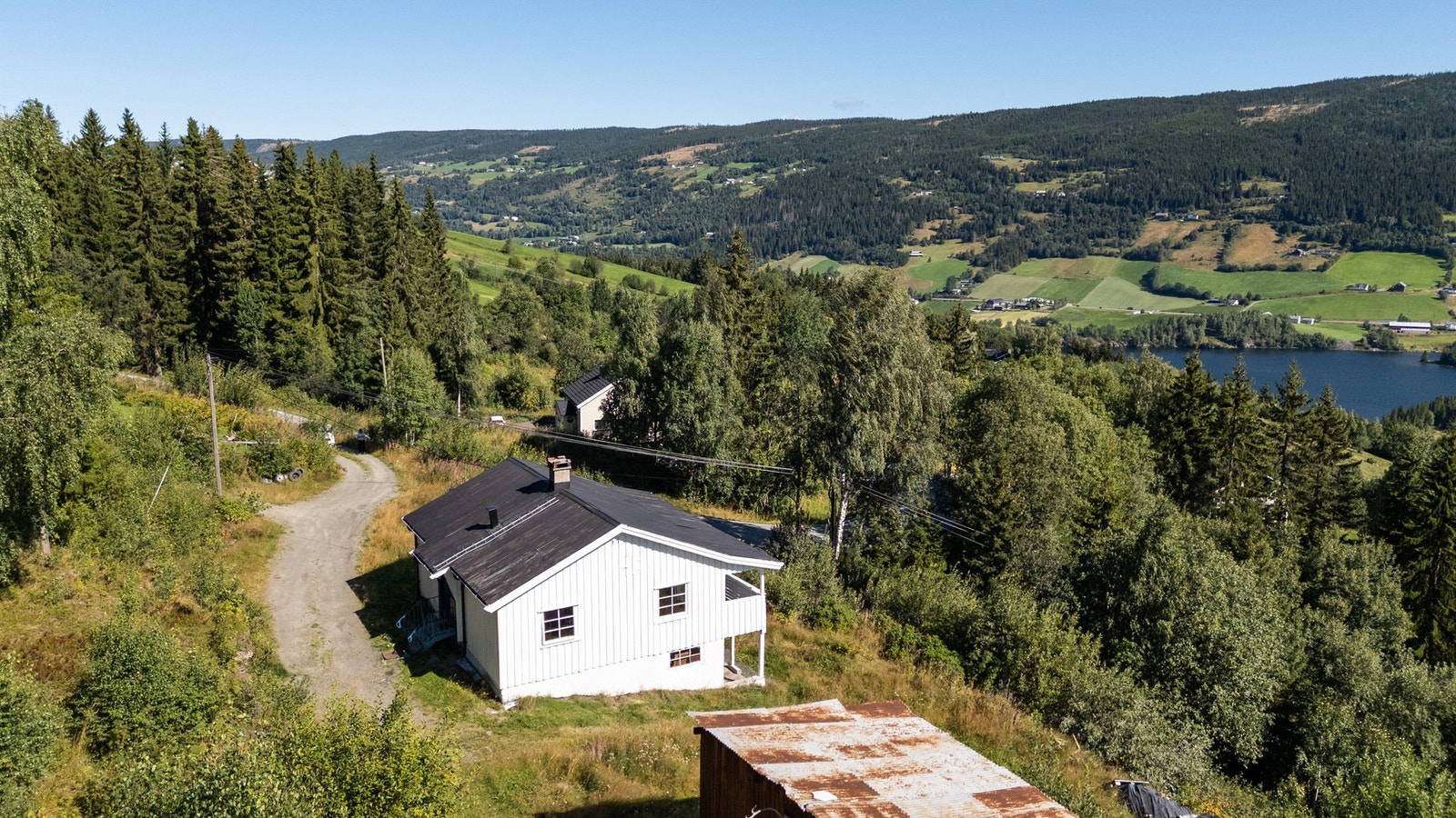 Boligen har behov for oppgraderinger og vi oppforder til å lese tilstandsrapport som foreligger salgsoppgaven Galleribilde