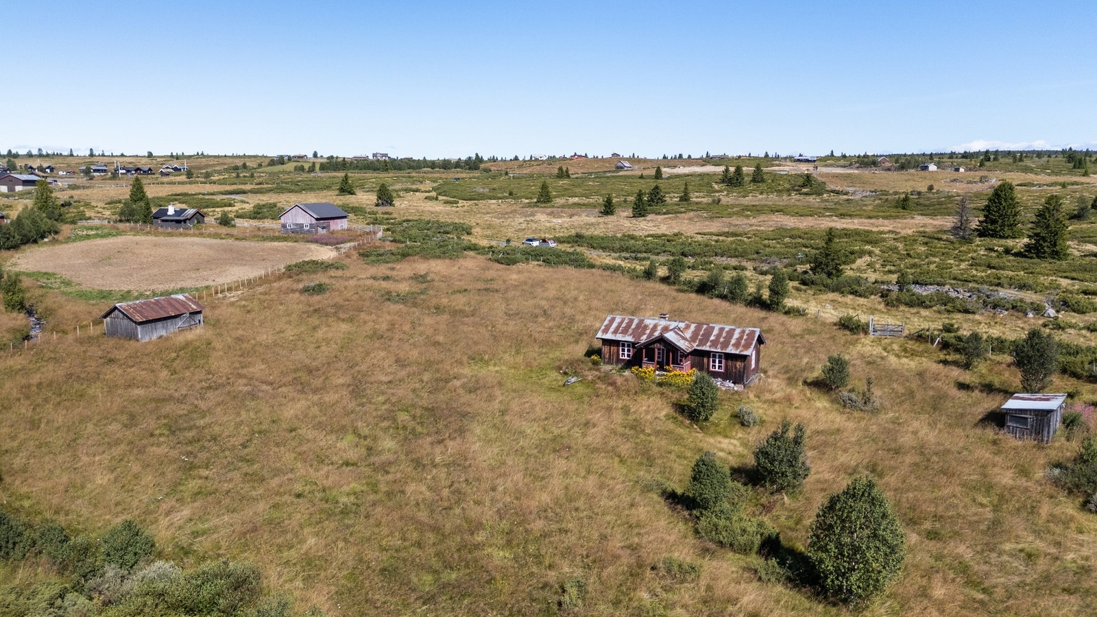 Området er et eldorado for gå- og sykkelturer, langrenn og topptur Galleribilde