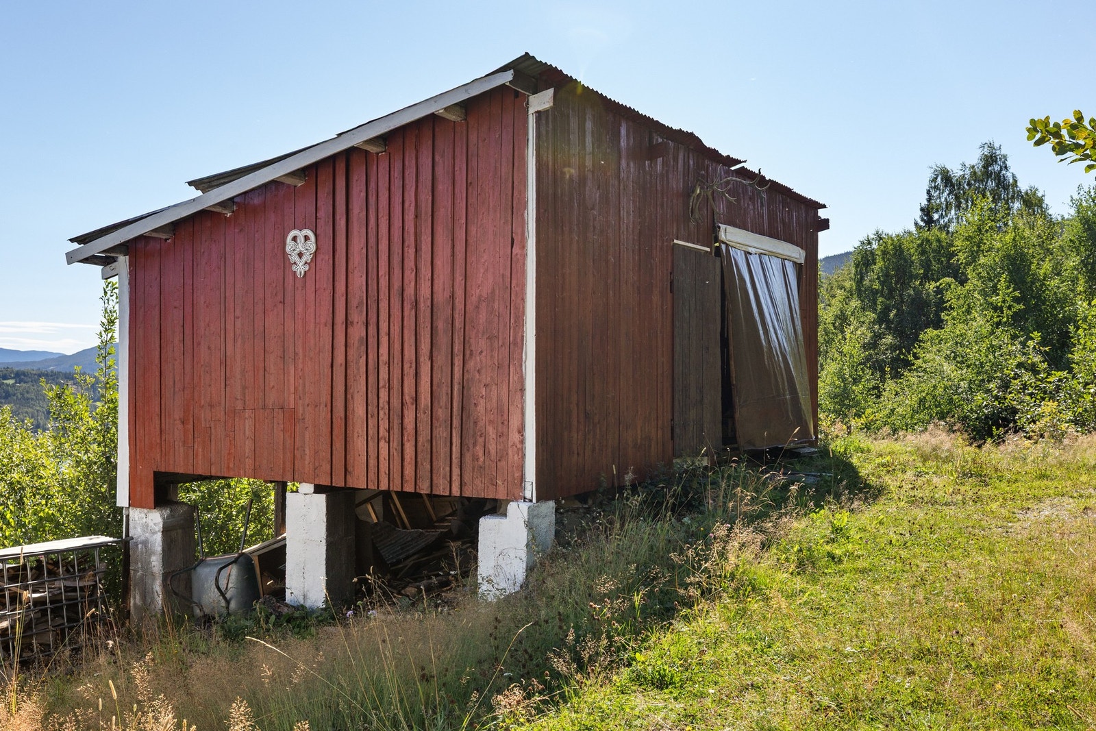 Uthuset har plass til en biloppstilling og ellers oppbevaring. Uthuset er i dårlig befatning Galleribilde