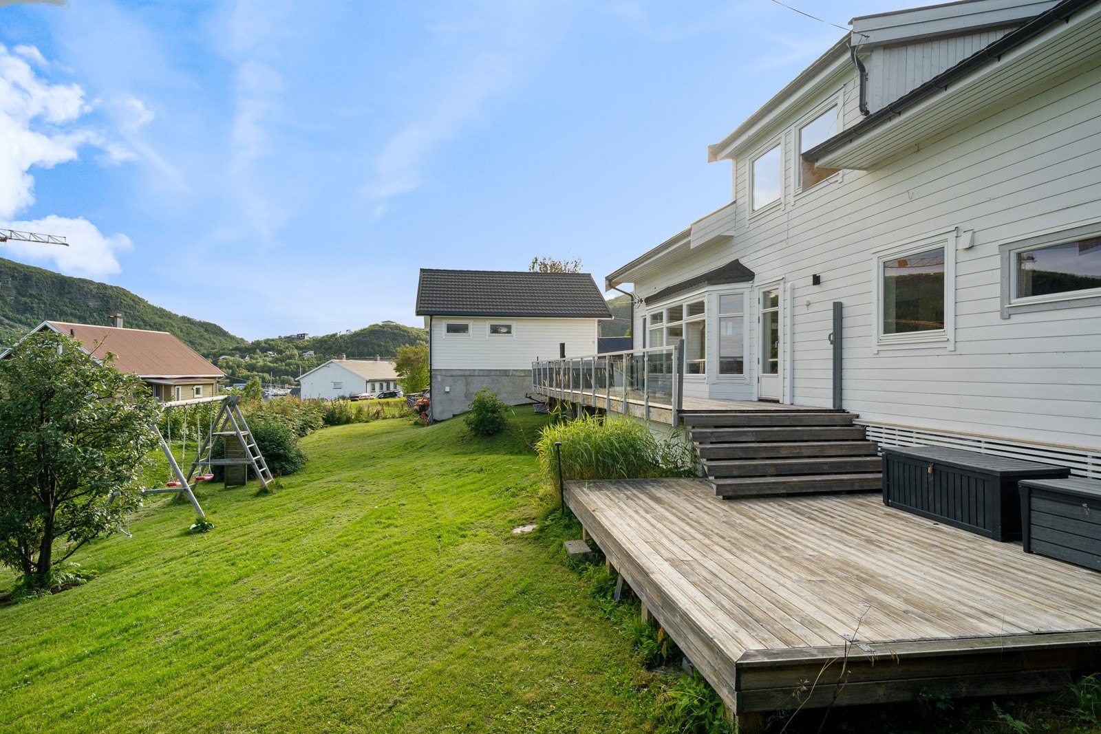 Stor terrasse med enkel adkomst til hagearealet
