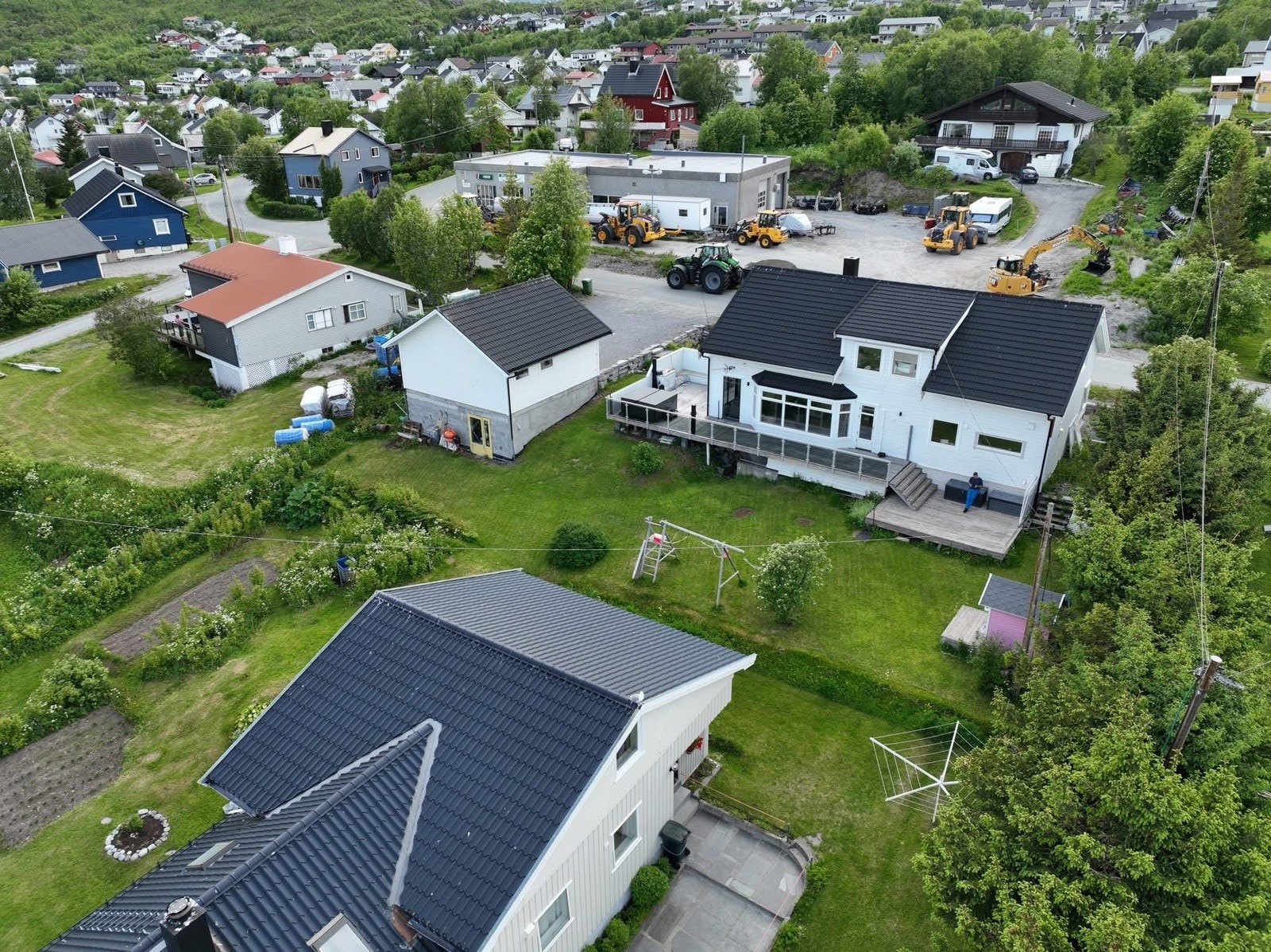 Boligen har et kjellerareal på ca. 50 m2 der gulvet hovedsakelig består av betong og grus/stein.