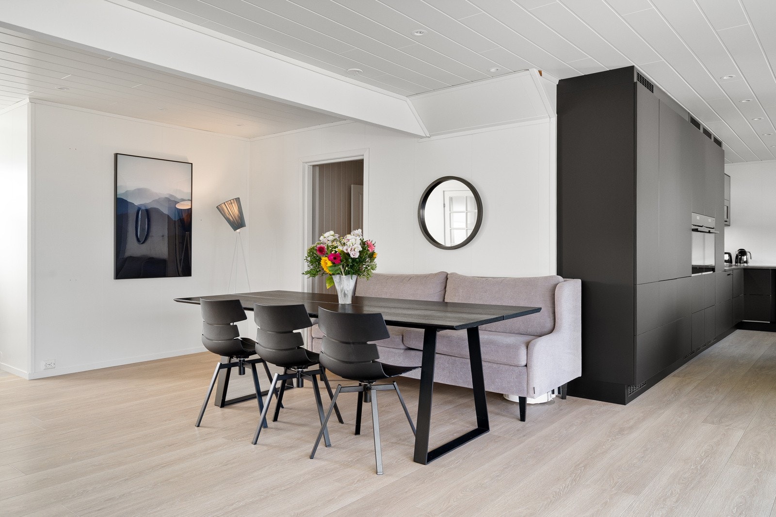 Spiseplassen har sin naturlige plass like ved kjøkkenet. Her er det god plass til langbord, hvor man kan samles til middager med venner og familie.