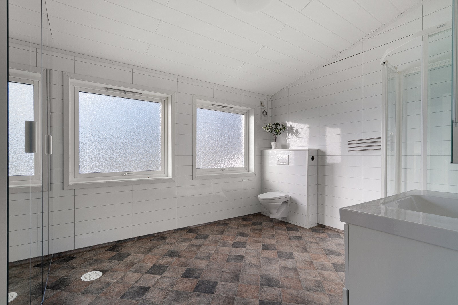 Badet er av god størrelse og har plass til stellebord, kommode eller skap for ekstra oppbevaring