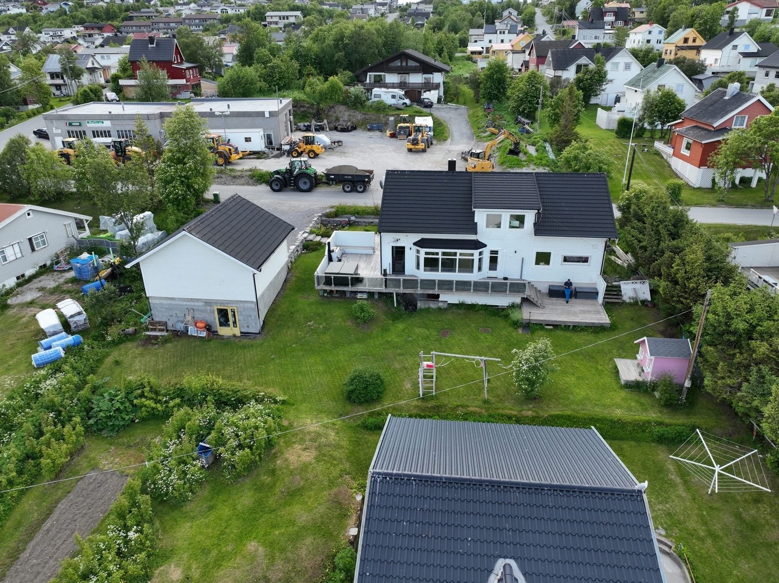 Eiendommen har en fin og sentral beliggenhet i et rolig og barnevennlig område på Skjervøy