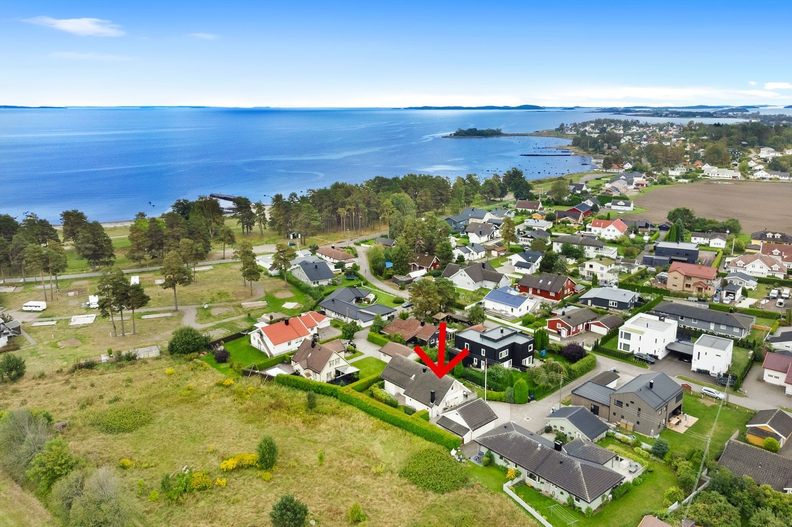 Meget god beliggenhet i rolig blindgate og like ved stranden. Galleribilde