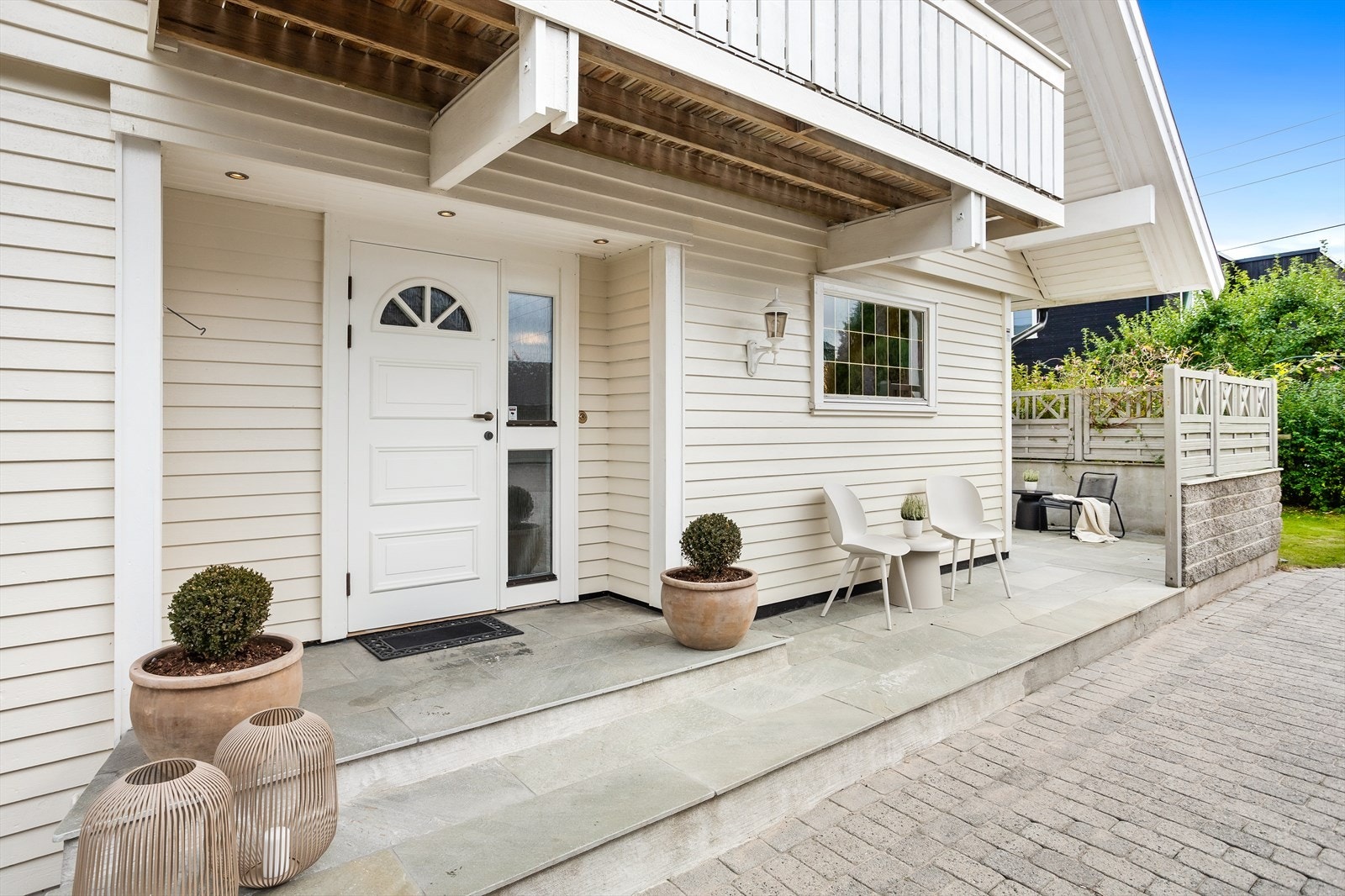 Fint skiferbelagt inngangsparti. Galleribilde