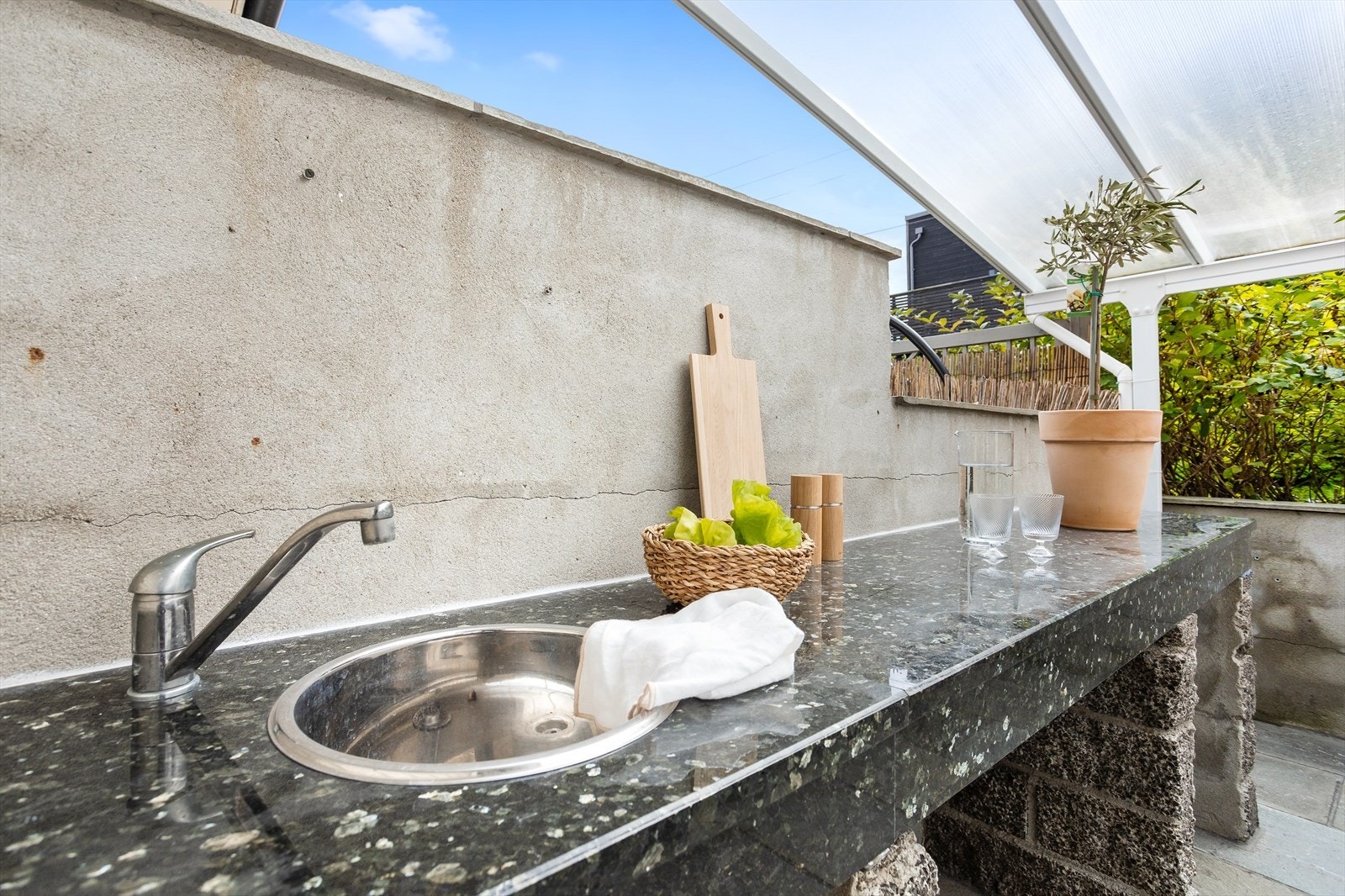 Fint og praktisk utekjøkken man kan få mye glede av på sommerhalvåret. Galleribilde