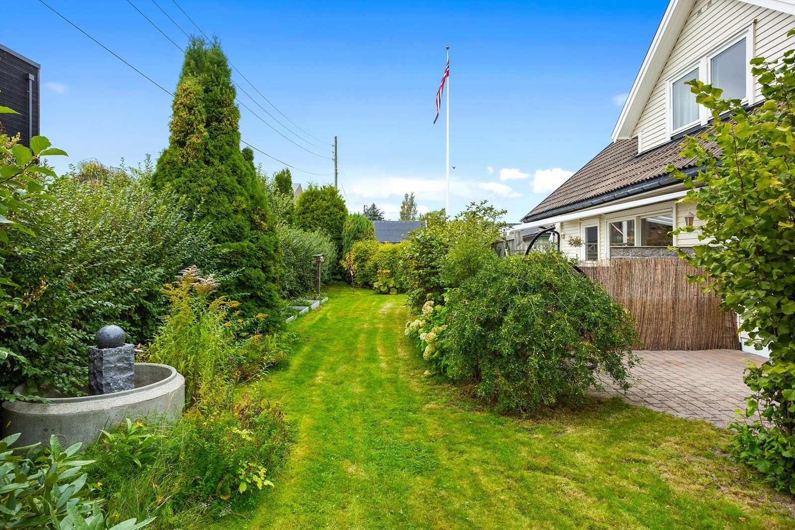 Hagen er meget pent opparbeidet med mange fine busker. Galleribilde