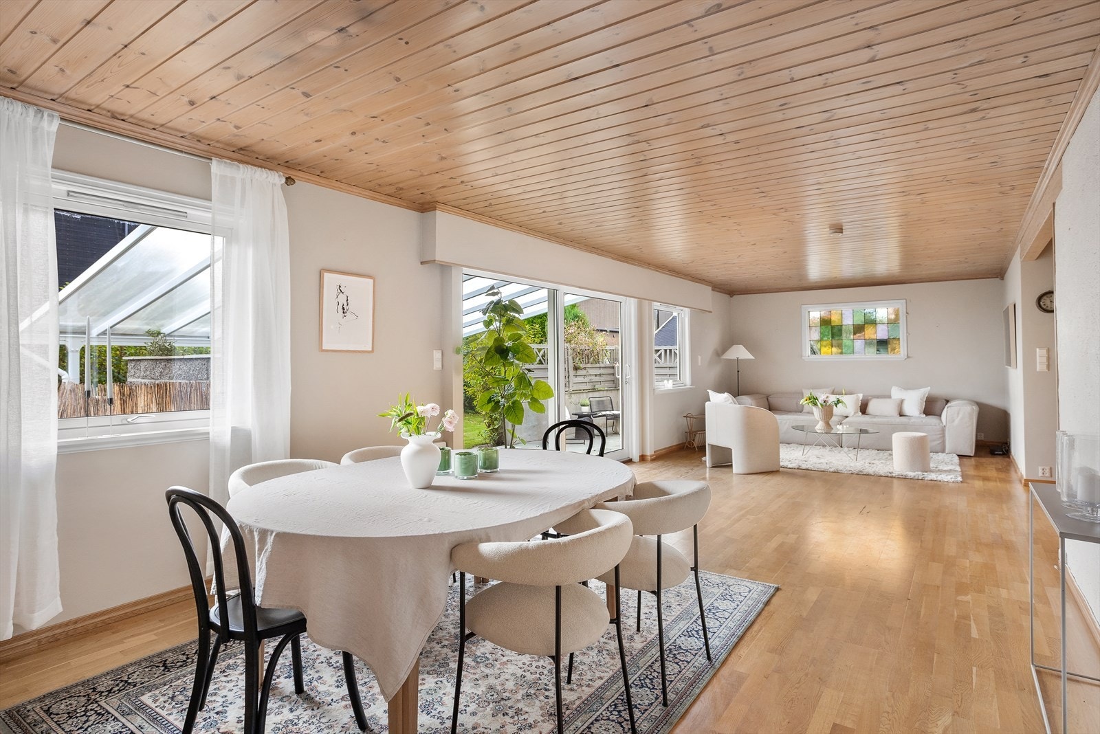 Det er vannbåren varme i de fleste gulv i 1. etasje i tillegg til varmepumper. Galleribilde