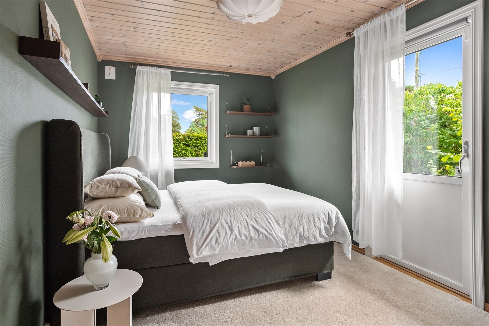 Tiltalende soverom i 1. etasje med dør ut til hagen. Galleribilde