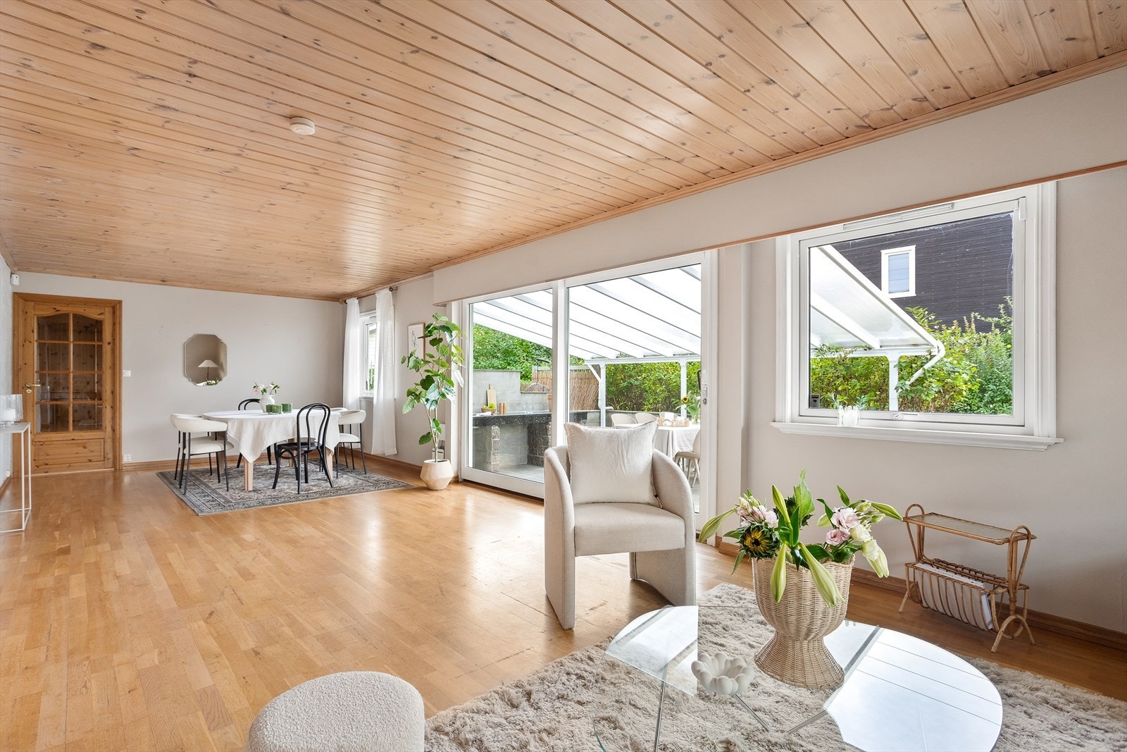 Boligen preges av store oppholdsarealer, og det er stue på begge plan. Galleribilde