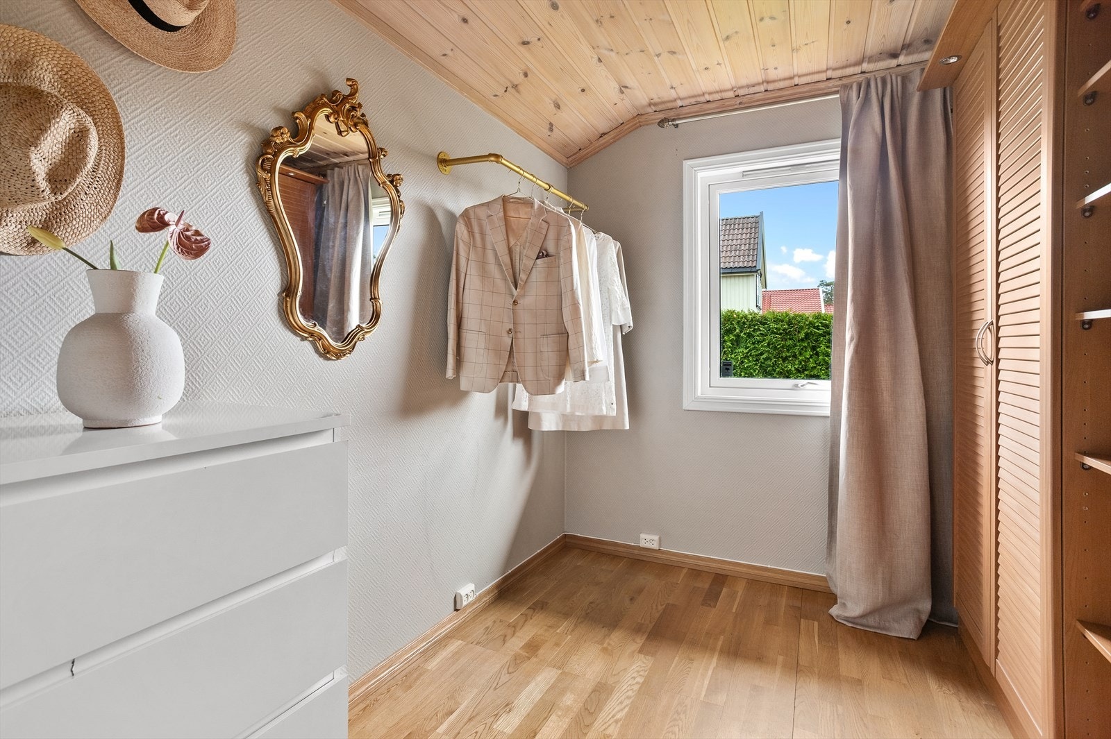 Soverom i 1. etasje, i dag benyttet som garderobe. Galleribilde