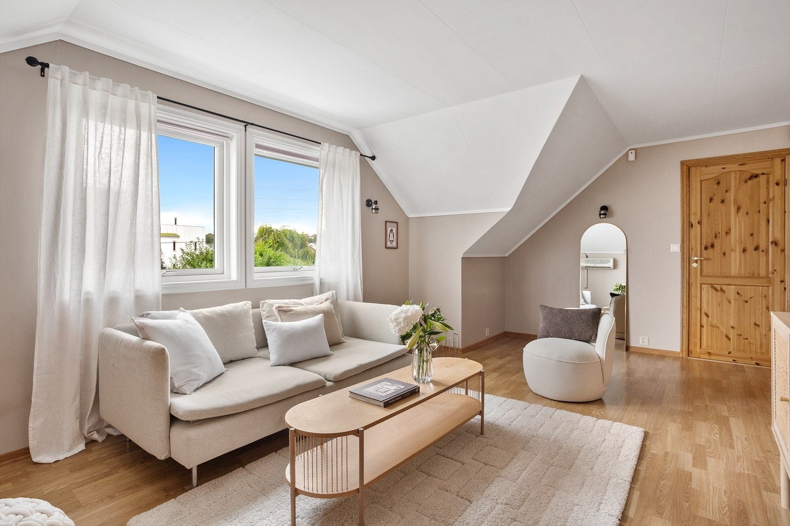 Stor stue også i 2. etasje. Hele 2. etasje ble tilbygget i 1988. Galleribilde