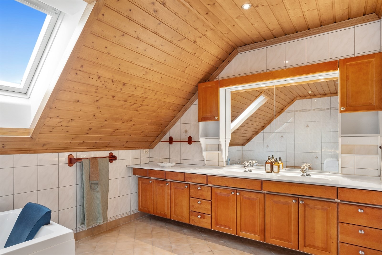 Baderom i 2. Etasje har innredning med 2 nedfelte servanter,
toalett, 2 speil, 2 veggskap og badekar. Flislagt og varme i gulv. Galleribilde