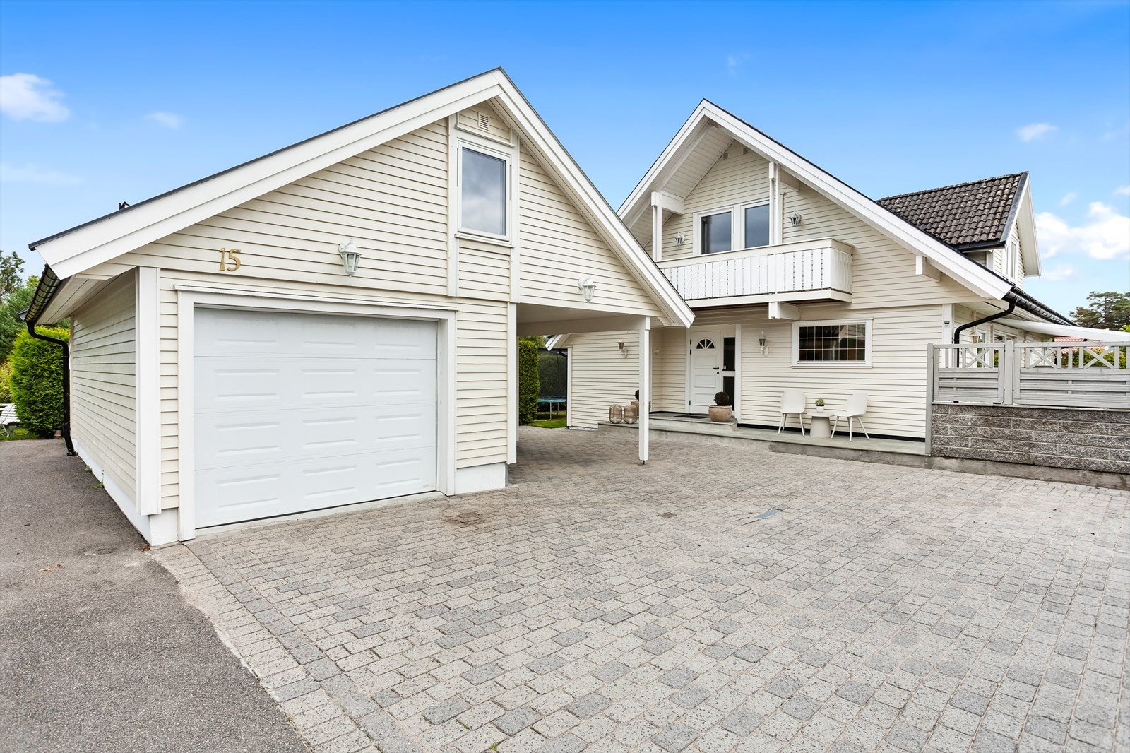 Stor garasje med carport. Romslig lagringsplass på loftet. Galleribilde