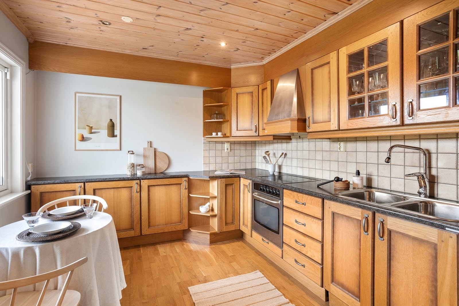 Kjøkkenet har innredning med profilerte fronter og benkeplaten er av
laminat. God plass til spisemøblement også på kjøkkenet. Galleribilde